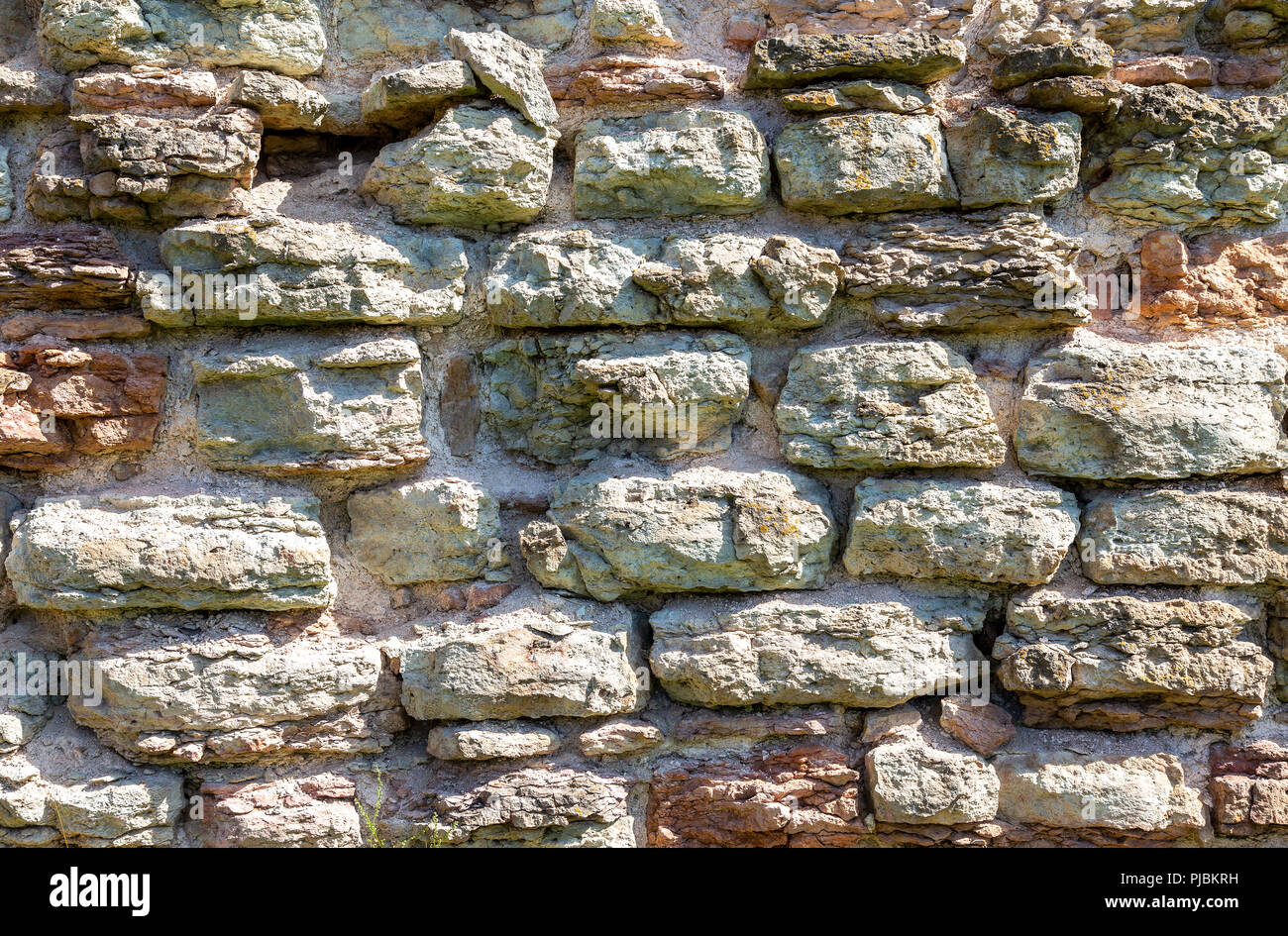 Grobe Steinmauer Als Kreative Hintergrund Textur Natursteine Mauerwerk Mit Ungleichmassige Nahte Stockfotografie Alamy