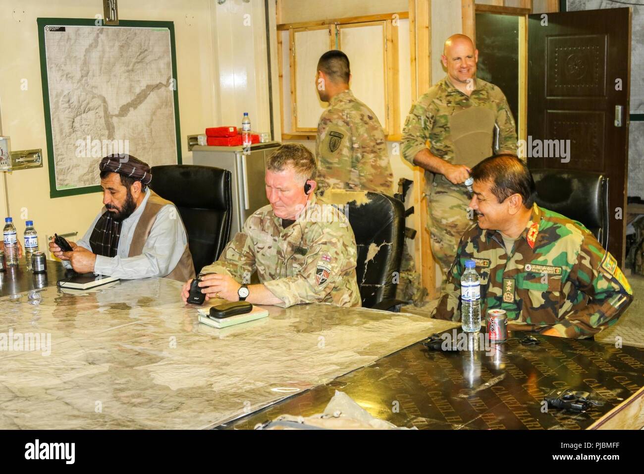 TARIN KOWT, Afghanistan (Juli 11, 2018) --Uruzgan Landeshauptmann Asadullah Saeed, Links, britische Armee Generalleutnant Richard Cripwell, Mitte, stellvertretender Kommandeur für die entschlossene Unterstützung der Mission und Generalmajor Emam Nazar, Commander für die 205Th afghanischen nationalen Armee Korps, setzen Sie sich für ein Meeting, 11. Juli 2018, in Tarin Kowt, Afghanistan. (NATO Stockfoto TARIN KOWT, Afghanistan (Juli 11, 2018) --Uruzgan Landeshauptmann Asadullah Saeed, Links, britische Armee Generalleutnant Richard Cripwell, Mitte, stellvertretender Kommandeur für die entschlossene Unterstützung der Mission und Generalmajor Emam Nazar, Commander für die 205Th afghanischen nationalen Armee Korps, setzen Sie sich für ein Meeting, 11. Juli 2018, in Tarin Kowt, Afghanistan. (NATO Stockfoto