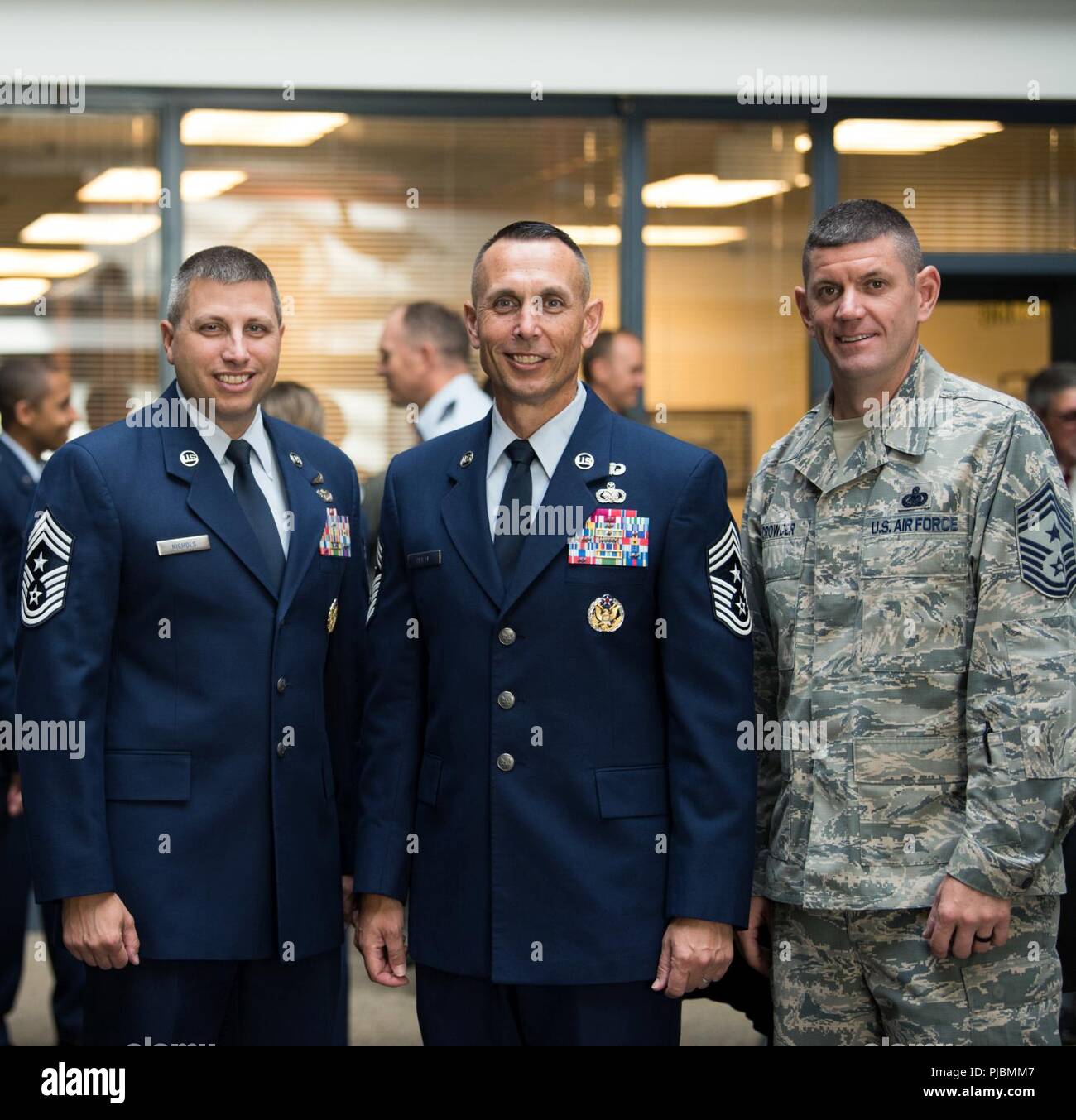 Von links, US Air Force Command Chief Master Sgt. Steve Nichols, 60th Air Mobility Wing, Command Chief Master Sgt. Todd Petzel, 18 Air Force und Command Chief Master Sgt. Derek Crowder, 1 Fighter Wing posieren für ein Foto vor der Änderung der Befehl Zeremonie an Travis Air Force Base, Calif., 10. Juli 2018. Oberst John Klein Befehl aufgegeben von Air Mobility Command der größte Flügel zu oberst Ethan Griffin. Stockfoto