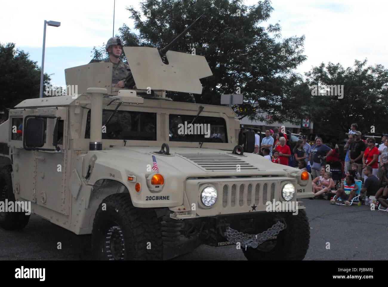 Spc. Albert Vences ist der Schütze für ein Humvee, die Teil der Unterstützung der 20 CBRNE-Befehl zum 4. Juli Parade in Bel Air, Maryland war. Spc. Justin LaToree war der Fahrer und die Truppe Commander war Sgt. Maj. David Rio. Stockfoto