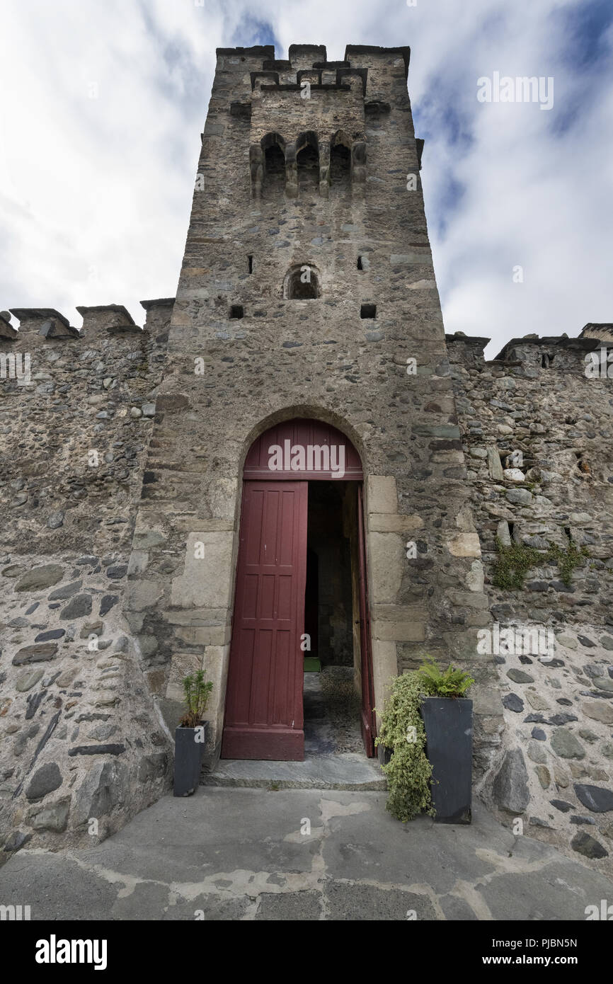 Mittelalterliche Kirche der Templer in den französischen Pyrenäen gelegen, ist der Friedhof mit Ritter der Templer. Stockfoto