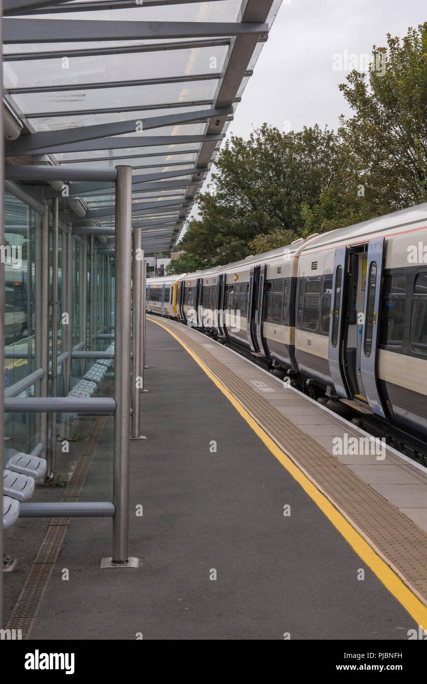 Ein South Eastern train Service stehen in einem Bahnhof Plattform neben einer Plattform Baldachin. Stockfoto