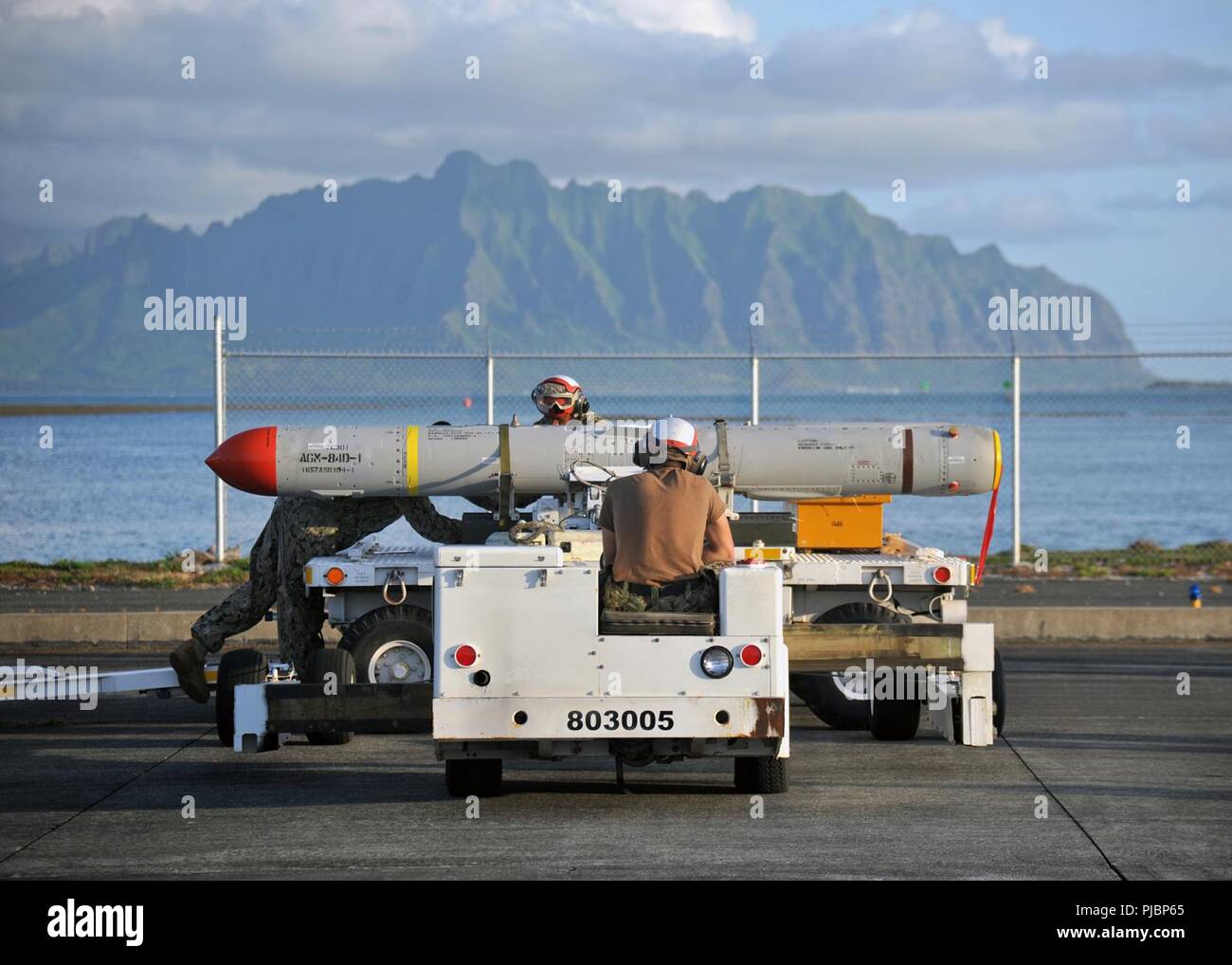 MARINE CORPS AIR STATION, Virginia (12. Juli 2018) - Matrosen auf die 'Goldene Schwertkämpfer" der Patrol Squadron (VP) 47 mit einem mhu-83 Munition Handling Unit eine AGM-84D Harpune Rakete auf eine P-8 Poseidon Flugzeuge Last auf Marine Corps Air Station, Virginia, während der Rand der Pazifischen () Übung RIMPAC 2018 zugeordnet. 25 Nationen, 46 Schiffe, 5 U-Boote, über 200 Flugzeuge und 25.000 Angestellte beteiligen sich an Rimpac vom 27. Juni bis 2. August in und um die hawaiischen Inseln und Südkalifornien. Die weltweit größte internationale maritime Übung RIMPAC bietet eine einzigartige Ausbildung Chancen Stockfoto