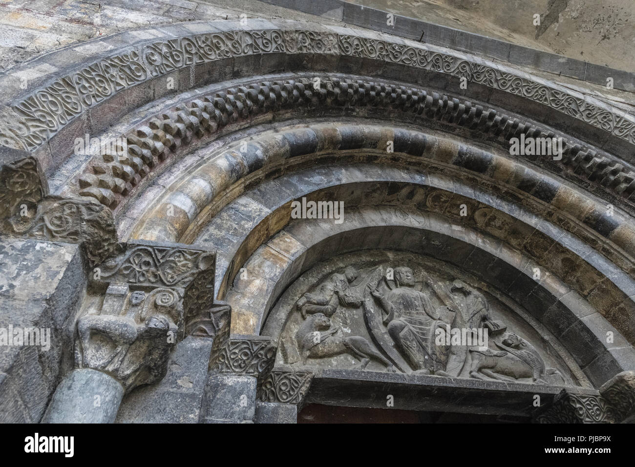 Mittelalterliche Kirche der Templer in den französischen Pyrenäen gelegen, ist der Friedhof mit Ritter der Templer. Stockfoto
