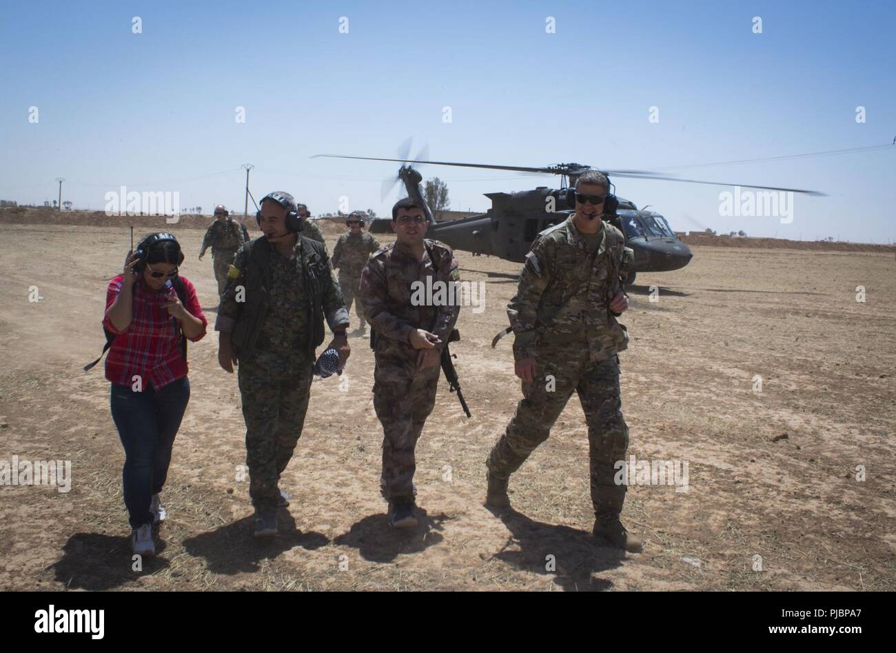 Gen. Chiya, Kommandant der syrischen Demokratischen Kräfte in Syrien naher Fluss Euphrat Valley, und US-Armee Generalmajor James B. Jarrard, Kommandeur der Special Operations Joint Task Force-Operation inhärenten lösen, gehen zusammen, wie Sie die Ausfahrt ein UH-60 Blackhawk am 11. Juli 2018. Die Koalition Generäle met mit Gen. Chiya der Fortschritt der Operation Roundup, das SDF zu diskutieren - LED-Mission zu ISIS im Nordosten von Syrien zu zerstören. Stockfoto