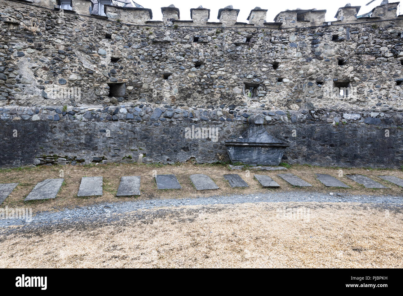 Mittelalterliche Kirche der Templer in den französischen Pyrenäen gelegen, ist der Friedhof mit Ritter der Templer. Stockfoto