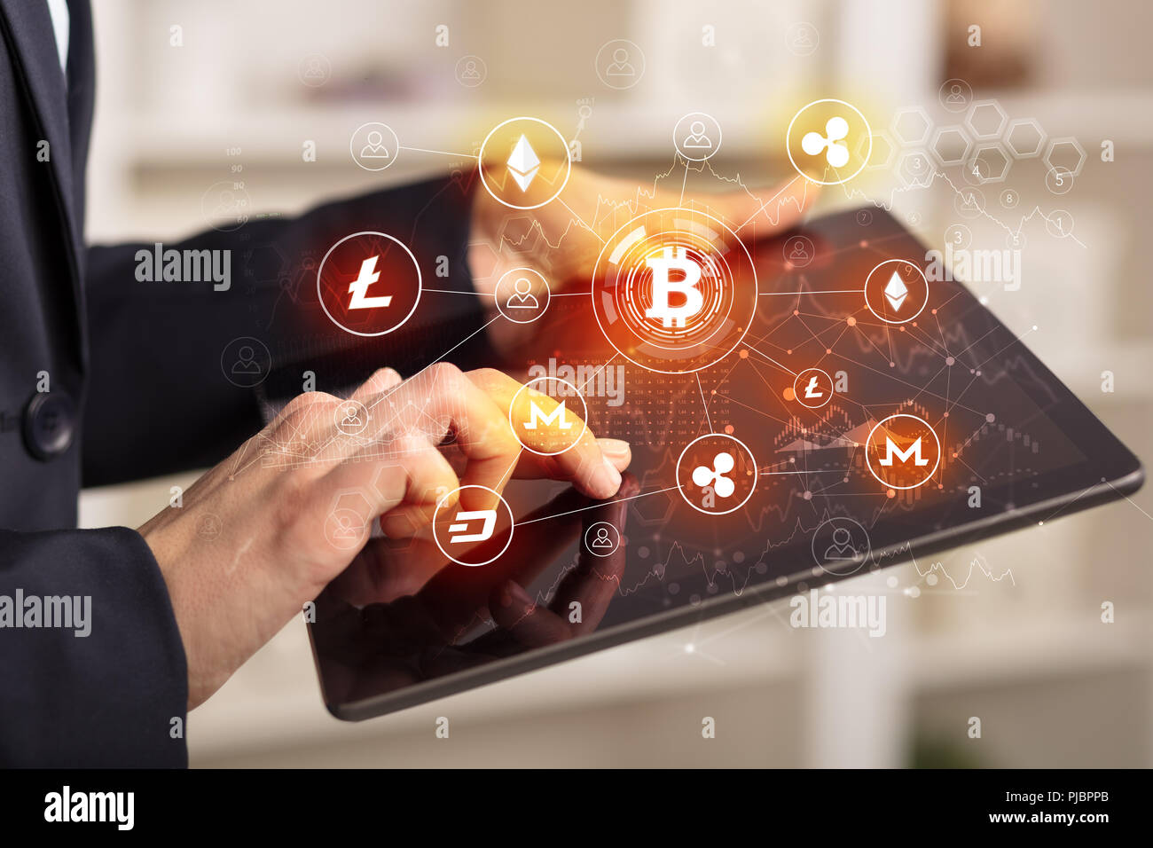 Business Frau mit Tablet mit cryptocurrency Bitcoin link netzwerk konzept Stockfoto