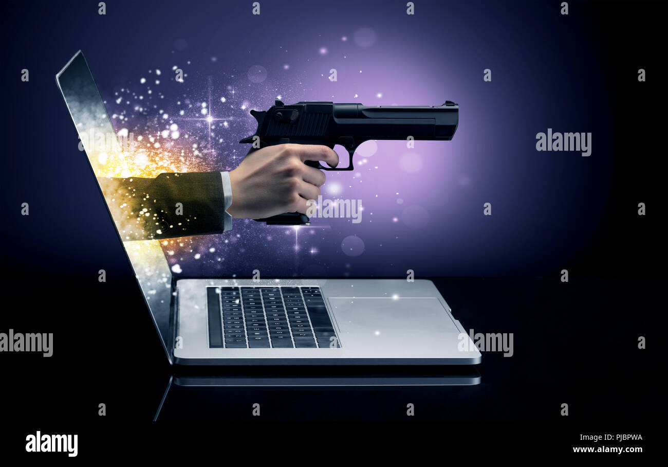 Hand mit Gewehr aus einem Laptop mit funkelnden Effekten Stockfoto