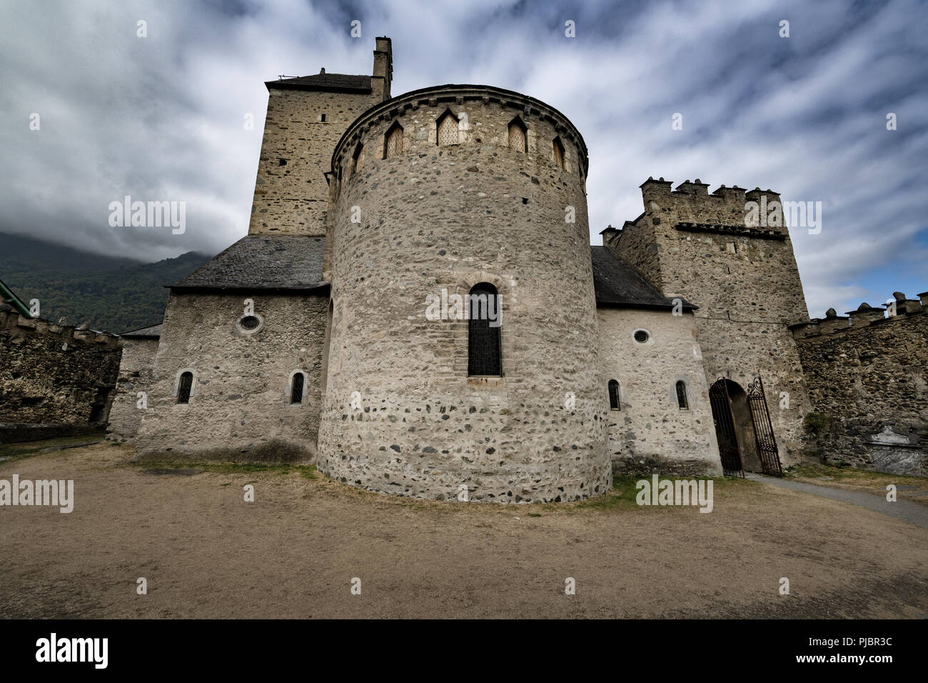 Mittelalterliche Kirche der Templer in den französischen Pyrenäen gelegen, ist der Friedhof mit Ritter der Templer. Stockfoto