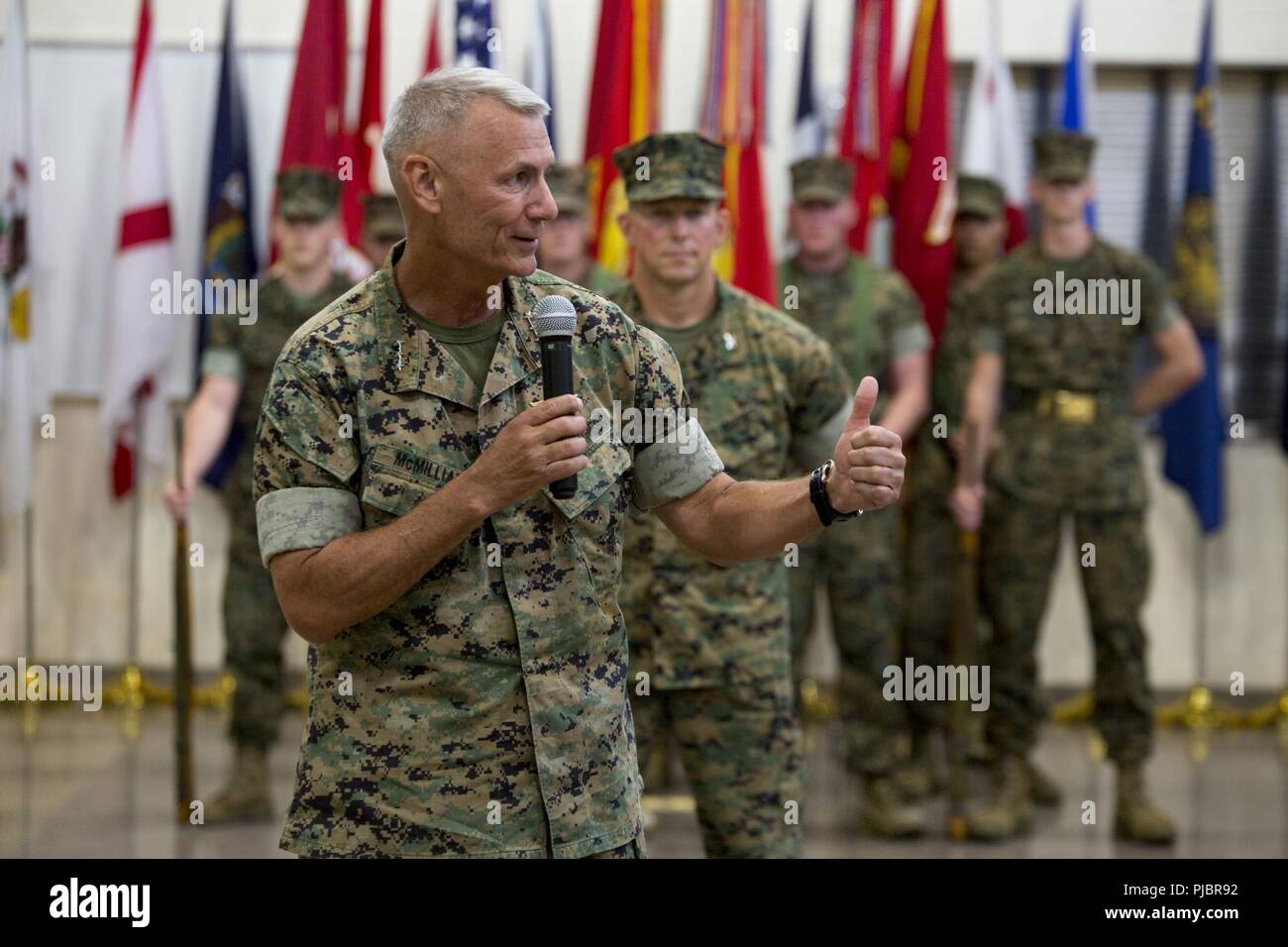 Generalleutnant Rex McMillian, Kommandant der Marine Reserve und Marine Nord, spricht mit verehrte Gäste und Besucher bei einem Befehl Zeremonie an der Bekämpfung der Logistik Regiment 4 Hauptsitz in Kansas City, Mo, 14. Juli 2018. Ändern des Befehls Feierlichkeiten im Laufe der Befehl von einem Marine zu einer anderen, als Symbol für die Übertragung der Zuständigkeiten seiner oder ihrer Position. Und als solche Behörden und Zuständigkeiten des 4. Marine Logistics Group wurden förmlich von Generalmajor Helen Pratt nach Brig. Gen. Karl Pierson. Stockfoto