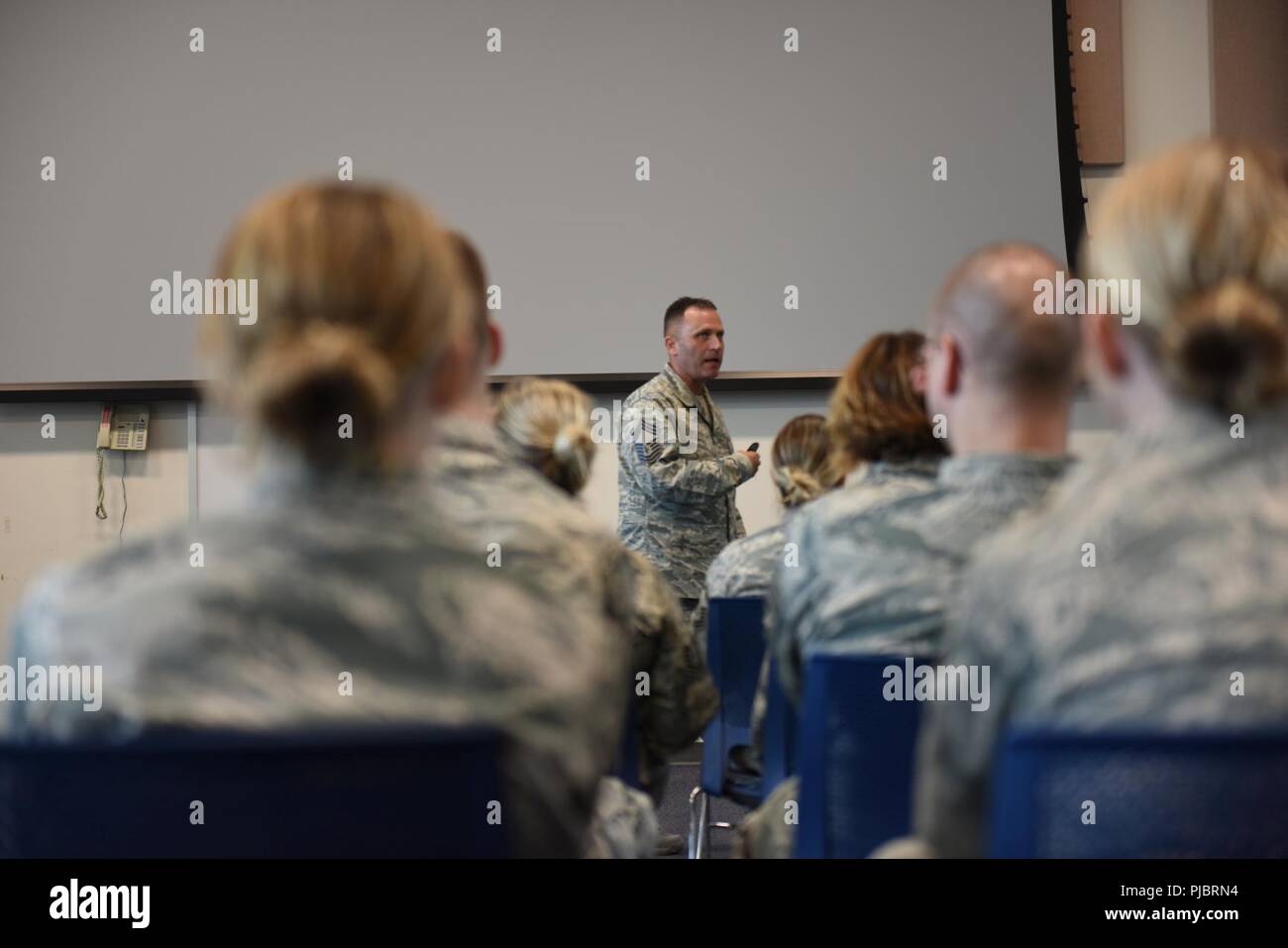 Us Air Force Chief Master Sgt. Anthony Fisher, Adjunct Ausbilder für den Beruf des "Center of Excellence" und spricht während einer Stärkung des Humankapitals Kurs Flieger Juli 14, 2018. Die fünf-stündigen Kurs konzentriert sich auf die Selbstreflexion als Mittel, um besser zu verstehen, wie die Flieger besser Freunde, Eltern, Ehepartner, Mitarbeiter und Führungskräfte. Die US Air Force stellt sicher, dass die Flieger sind nicht nur ausgebildete die Mission, sondern auch wie man eine bessere Person werden, um eine Kultur der Wachstum und Exzellenz zu kultivieren. Stockfoto