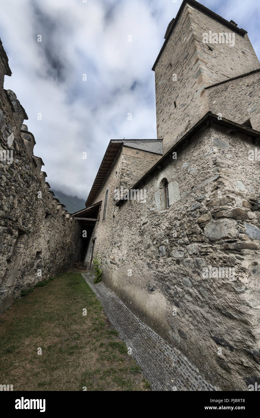 Mittelalterliche Kirche der Templer in den französischen Pyrenäen gelegen, ist der Friedhof mit Ritter der Templer. Stockfoto