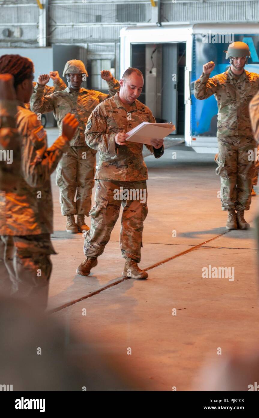 Army Staff Sgt. Gregg Stanley der Georgia Army National Guard 165 Quartermaster Unternehmens, von General Lucius D. Clay National Guard Zentrum, Marietta, Georgia, liest aus der Luft Verfahren als Soldaten und Piloten zeigen, wie sie für die Springen in Augusta Regional Airport, Georgia am 13. Juli 2018 bereit. Stockfoto