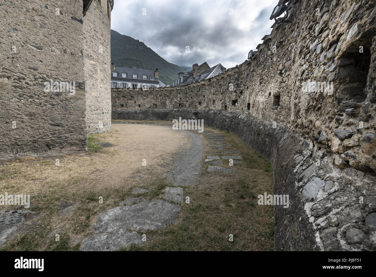 Mittelalterliche Kirche der Templer in den französischen Pyrenäen gelegen, ist der Friedhof mit Ritter der Templer. Stockfoto