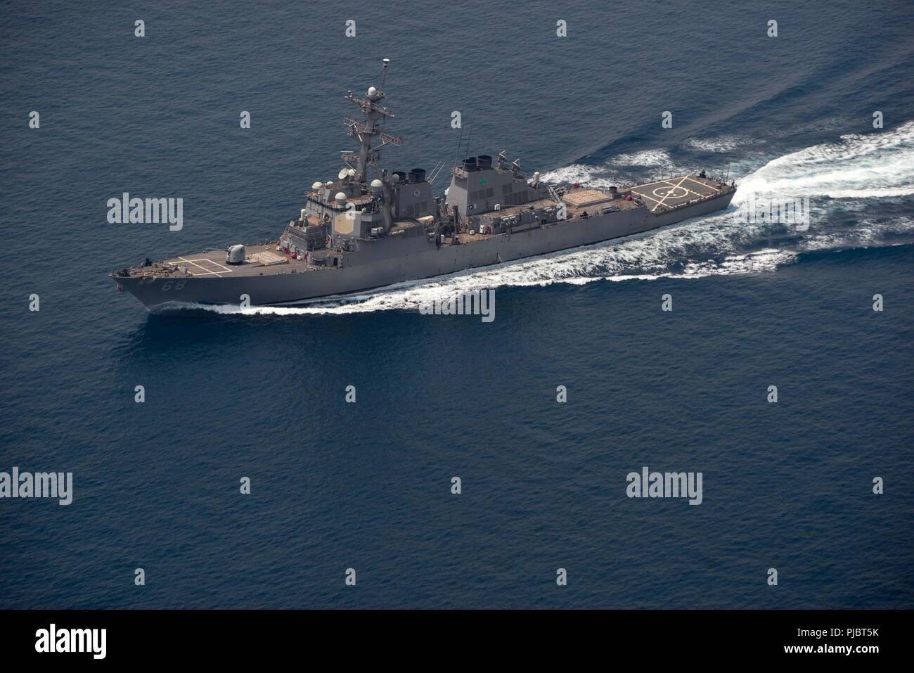 Straße von Hormuz (15. Juli 2018) Die geführte Anti-raketen-Zerstörer USS der Sullivans (DDG68) führt eine Routine Durchfahrt durch die Straße von Hormuz. Das Sullivans ist in die USA 5 Flotte Bereich der Maßnahmen zur Unterstützung der Marine im Einsatz für die Stabilität und Sicherheit in der Region zu gewährleisten und verbindet das Mittelmeer und den Pazifischen Raum durch den westlichen Indischen Ozean und drei strategischen Punkten ersticken. Stockfoto
