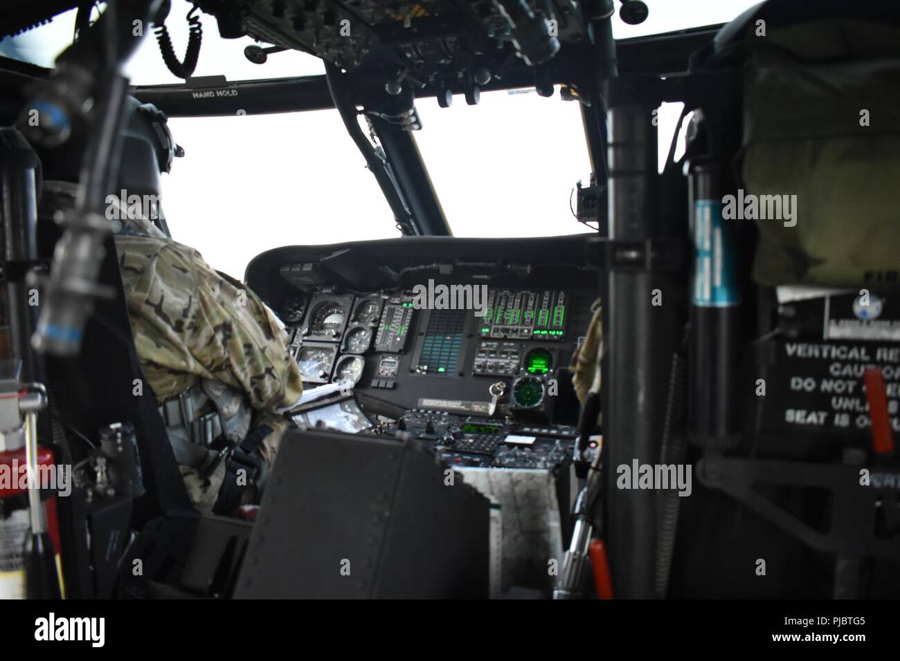 New York Army National Guard Soldaten des 3.BATAILLON zugeordnet, 142 Aviation Division, fliegen über einen forrest Brand in Altona Flat Rock, N.Y., Juli, 13, 2018. Die NYARNG reagierte auf eine forrest Feuer in Altona, NEW YORK, brach, die über Hunderte von Hektar, von Juli 13. bis 15. (N.Y. Army National Guard Stockfoto