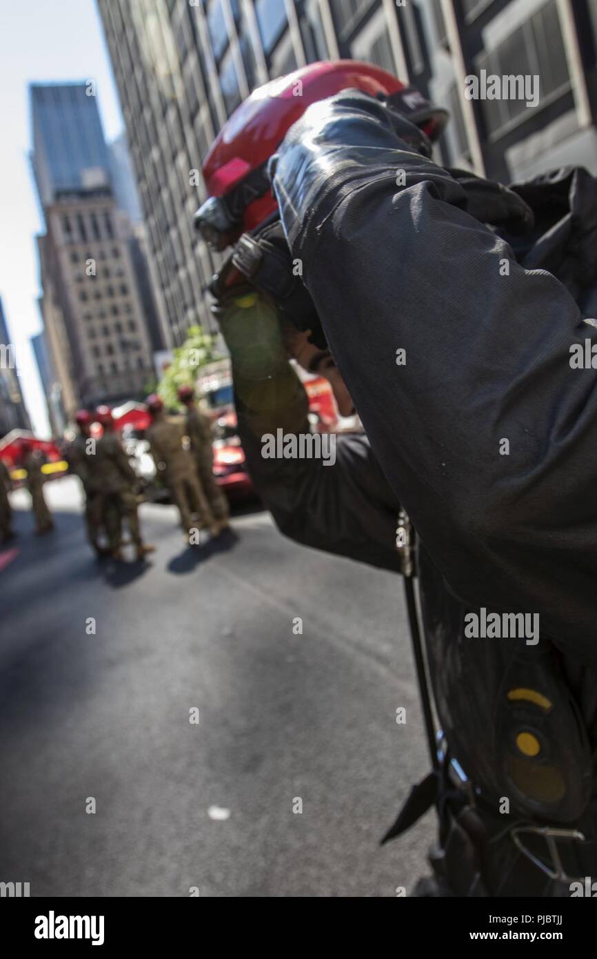 Armee finden Cpl. Russell Chesanek, bereitet die lebensrettenden Fähigkeiten während einer Schulungsveranstaltung in Manhattan, New York, Juli 10, 2018 zu üben. Diese Soldaten sind Teil eines National Response Element, das mit der zivilen Behörden manpower, Fahrzeuge und Ausrüstung zu bieten medizinische Leistungen zu erbringen sowie chemische, biologische und radiologische clean up - Fähigkeiten, die in der hohen Nachfrage im Falle einer Katastrophe oder angreifen würde. Stockfoto