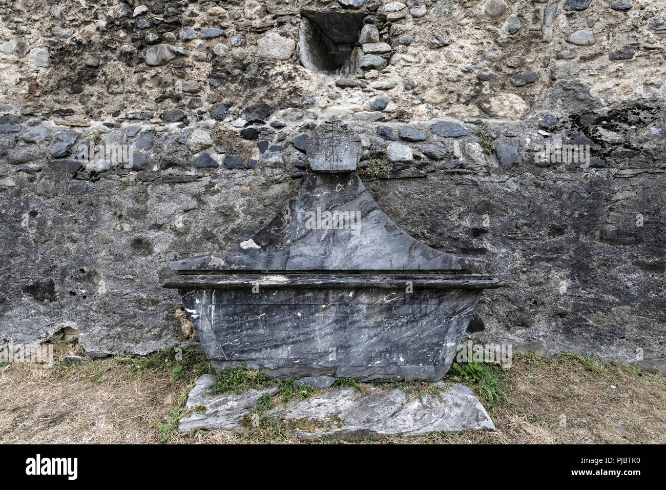 Mittelalterliche Kirche der Templer in den französischen Pyrenäen gelegen, ist der Friedhof mit Ritter der Templer. Stockfoto