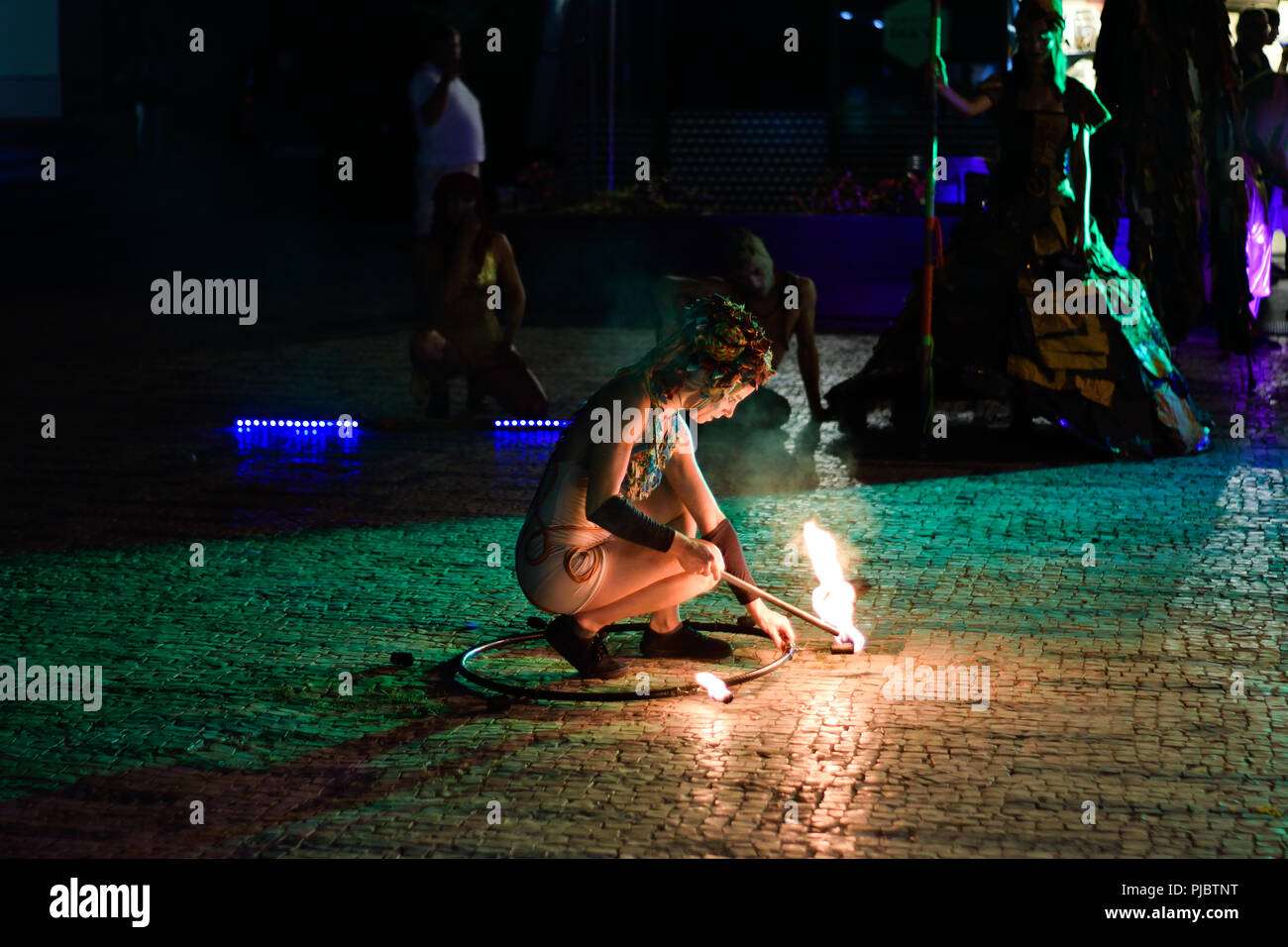 Dama de trapos Feuerperformance Straßenkünstler, Straßenzirkus-Künstler beim Umgang mit einer Feuerfackel Stockfoto