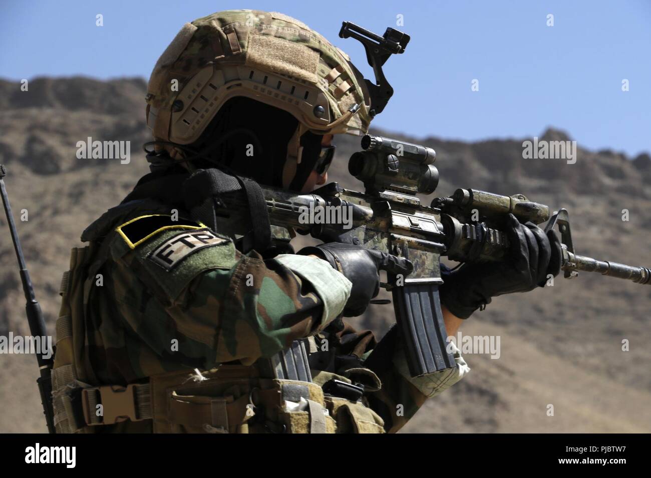 KABUL, Afghanistan (Juli 10, 2018) - eine weibliche Tactical Platoon Mitglied bereitet ein Gebiet zu sichern, während eine Funktion ausüben ein CAPEX, in der Nähe von Kabul, Afghanistan, Juli 10, 2018 genannt. Die Weibliche Tactical Platoon unterstützt afghanische Sicherheitskräfte während der Terrorismusbekämpfung für spezielle Operationen, spezialisiert auf die Suche, Befragung und medizinische Betreuung der Frauen und Kinder. (NATO Stockfoto