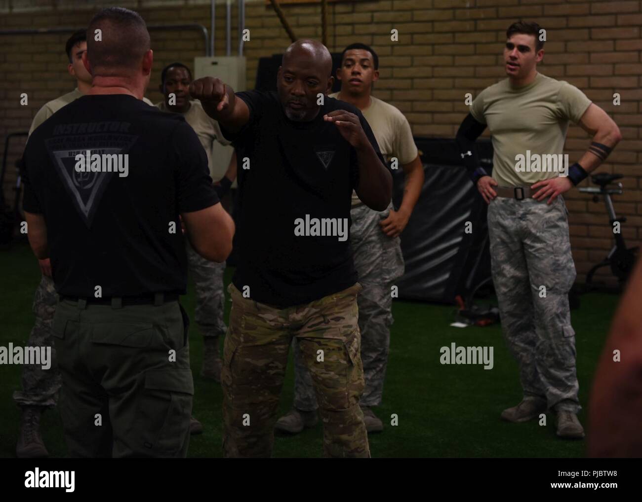 Allen Payne und Bobby Cumby, Krav Maga Ausbilder, zeigen einen Durchschlag Verteidigung Manöver während der Ausbildung an der Taktischen Integriertes Training und Ernährung Arena Juli 12, 2018, bei Luke Air Force Base, Ariz Krav Maga ist weltweit die größte - die auf Selbstverteidigung Organisation in der Welt, und reist um die Welt unterrichten Selbstverteidigung Klassen. Stockfoto