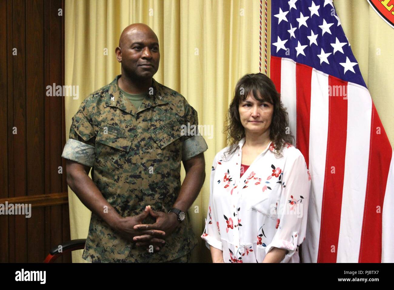 MCLB Albany Kommandierender Offizier Oberst Alphonso Trimble (links) stellt Sendy Potts (rechts) mit den verdienstvollen Zivildienst award. Frau Potts ist für die Erleichterung des gegenseitigen Partnerschaften zwischen Installation und lokale Regierungen, reduzierte Betriebs- und Servicekosten, verminderte Risiken und erweiterte Gemeinschaft Beziehungen erkannt und es wird erwartet, dass die Installation von Hunderten von Tausenden von Dollar, die in den nächsten Jahren zu speichern. Stockfoto