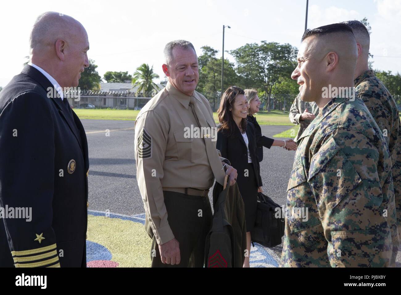 U.S. Navy Adm. Kurt Tidd, dem Kommandeur der US Southern Command und US Marine Sgt. Maj. Bryan Zickefoose, das SOUTHCOM älterer Soldat Führer, grüßt Special Purpose Marine Air-Ground Task Force - Southern Command Einheit Führer bei der Ankunft auf Soto Cano Air Base, Honduras, 16. Juli 2018. Die Marinesoldaten und Matrosen von SPMAGTF - SC sind die Zusammenarbeit im Bereich Sicherheit Training und Engineering Projekte Neben partner Nation militärischen Kräfte in Zentral- und Südamerika. Das Gerät ist auch auf Standby humanitäre Hilfe und Katastrophenhilfe im Falle eines Hurrikans oder andere emergenc zur Verfügung zu stellen Stockfoto