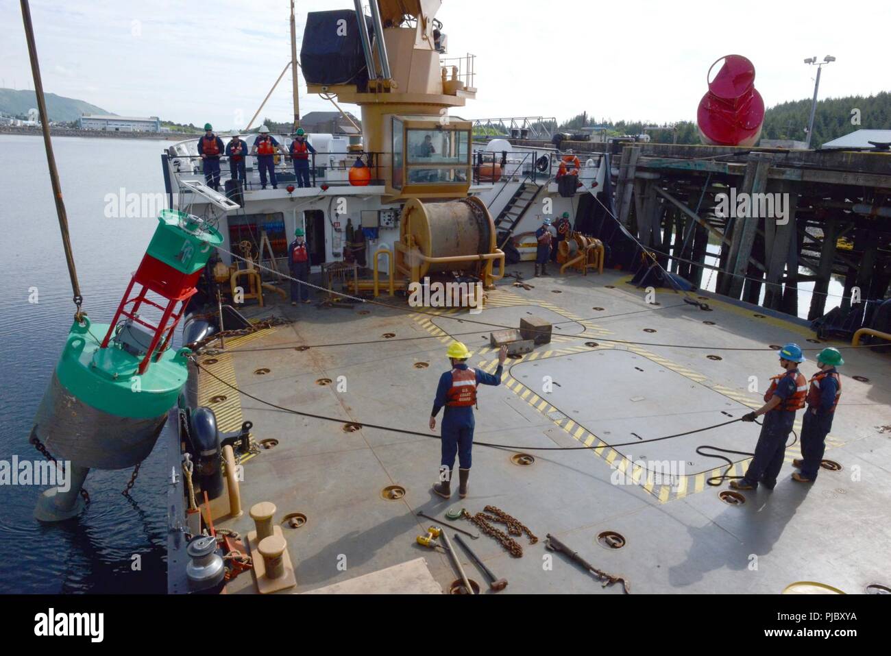 Coast Guard Cutter SPAR Crew Mitglieder durch eine Boje Evolution zur Qualifizierung auf dem SPAR buoy Deck in Kodiak, Alaska, 17. Juli 2018. Eine Boje Evolution kann von 30 Minuten bis zu zwei Stunden dauern, je nach der Höhe der Wartung erforderlich. Us-Küstenwache Stockfoto