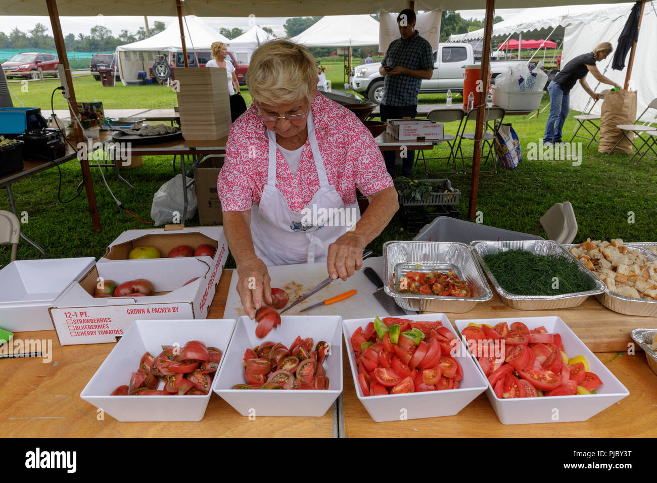 Frau bereitet Tomaten für ein Bankett. Stockfoto