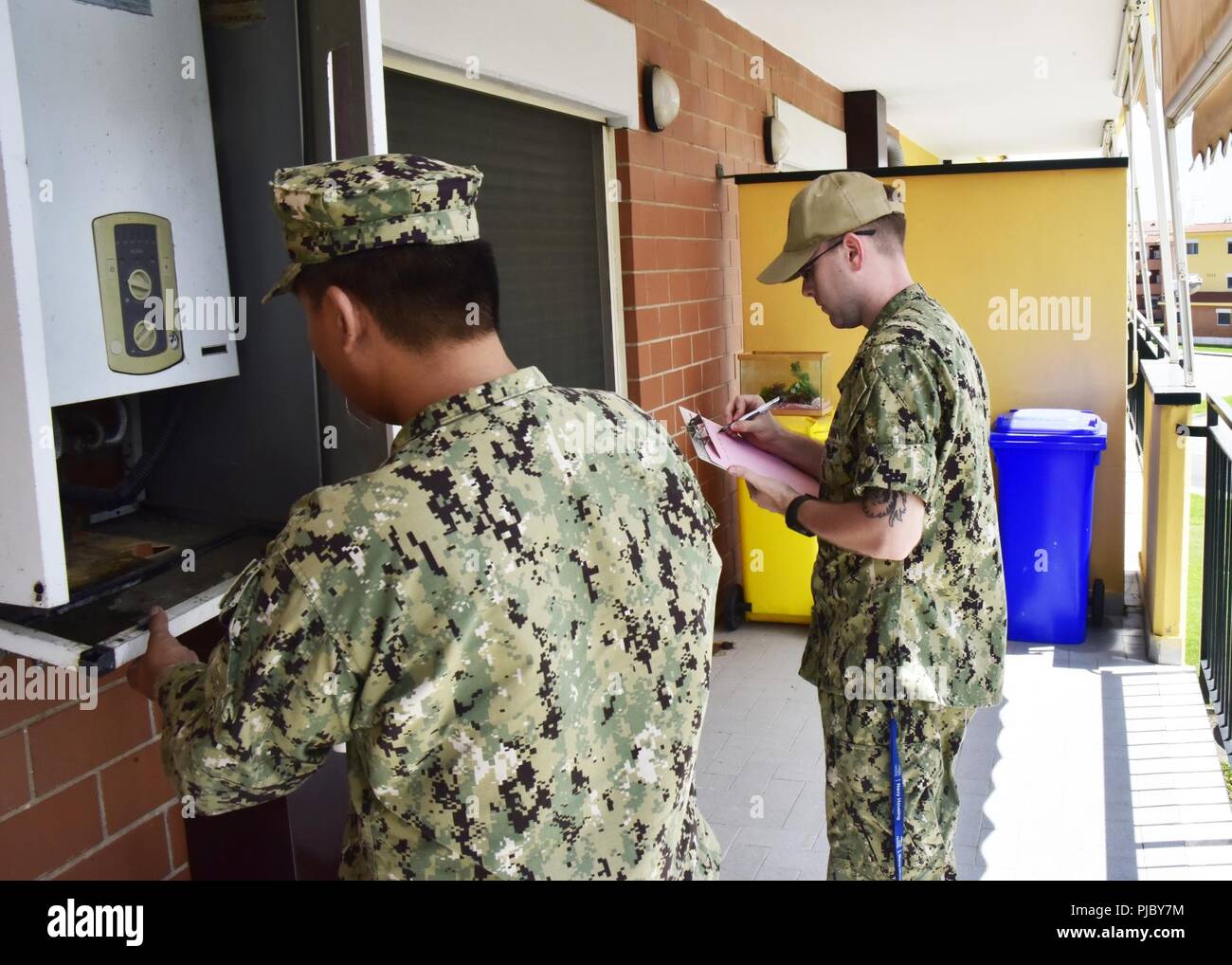 Chief kulinarische Spezialist Eligio Santos und kulinarischen Specialist 2. Klasse Byron Evilsizor eine komplett eingerichtete Bachelor- Gehäuse für Fragen der Wartung am U.S. Naval Support Activity Support Seite von Neapel, Italien, Juli 17, 2018 prüfen. Untersuchungen wie diese helfen, das Housing Office Probleme mit Dienstprogrammen, Geräte und Möbel entdecken, Erhaltung der Bewohnbarkeit Standards während Segler bereitgestellt werden oder an Land. Stockfoto