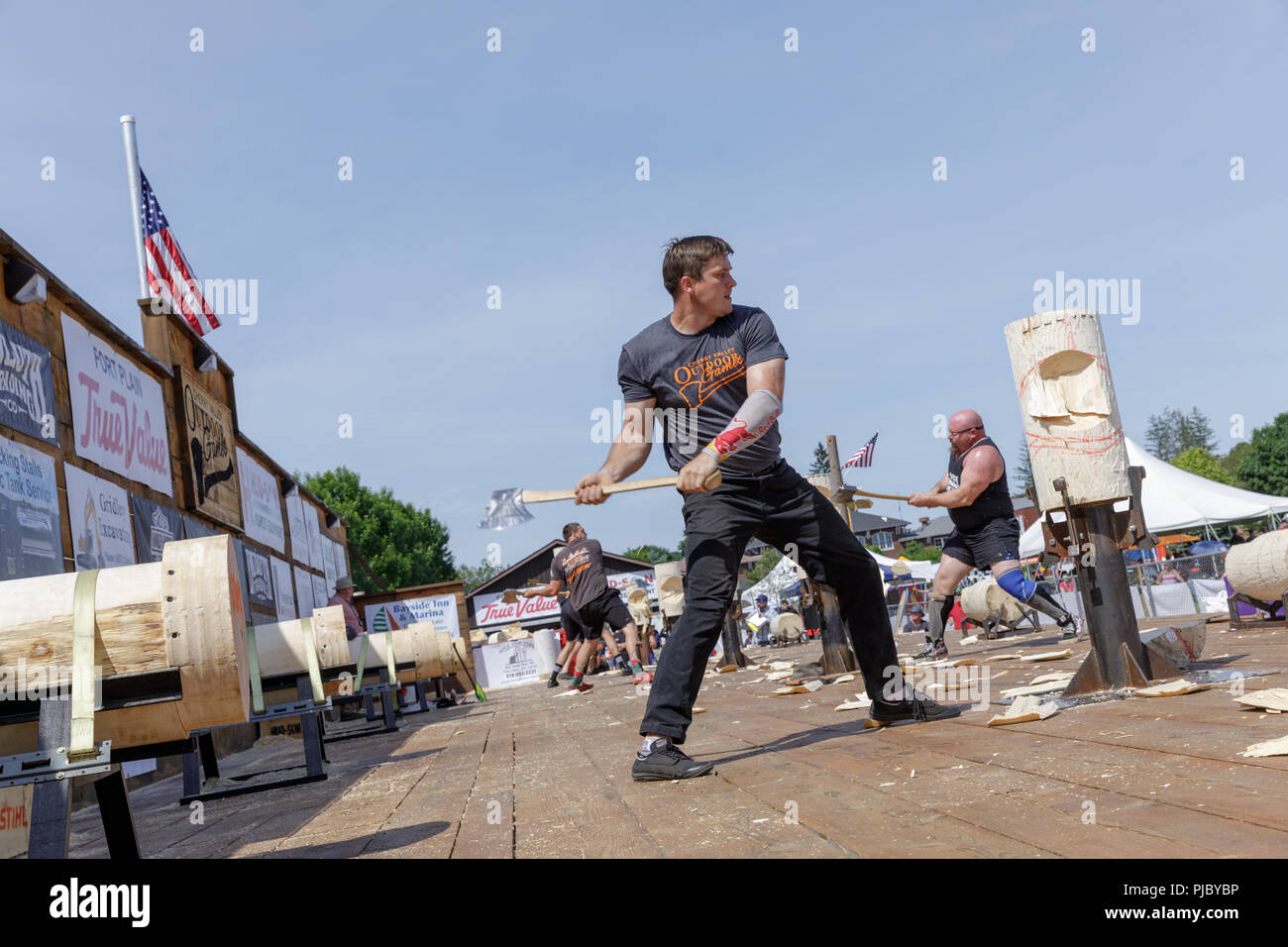 Männer konkurrieren in Holzfäller-wettbewerb, Cherry Valley Spiele im Freien, Otsego County, New York State. Stockfoto