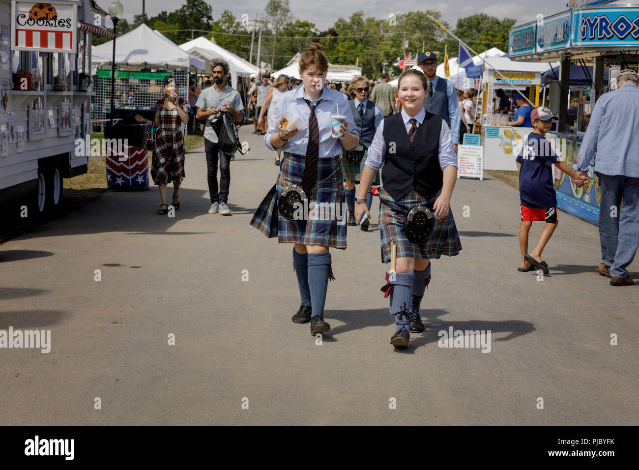 Zwei junge Frauen in Kilts spazieren Sie auf halbem Weg am jährlichen Capital District schottische Spiele in Altamont, New York Stockfoto