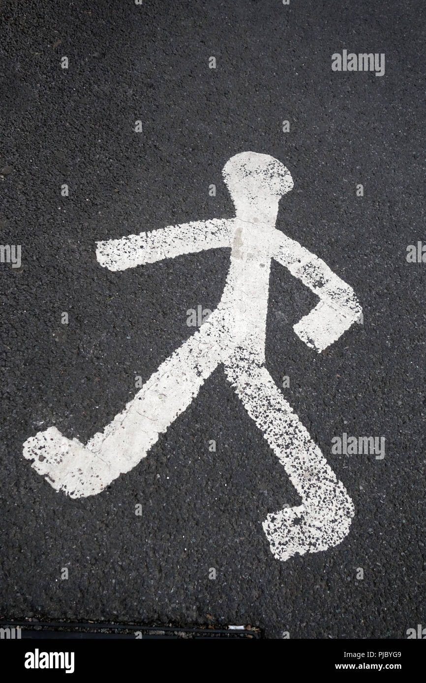 Wenig weiß lackiert Stick Mann mit Gehweg in Bawtry, England. Großbritannien Stockfoto