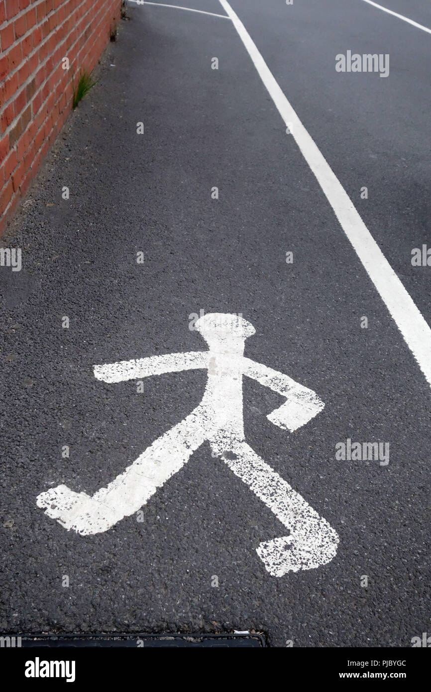 Wenig weiß lackiert Stick Mann mit Gehweg in Bawtry, England. Großbritannien Stockfoto