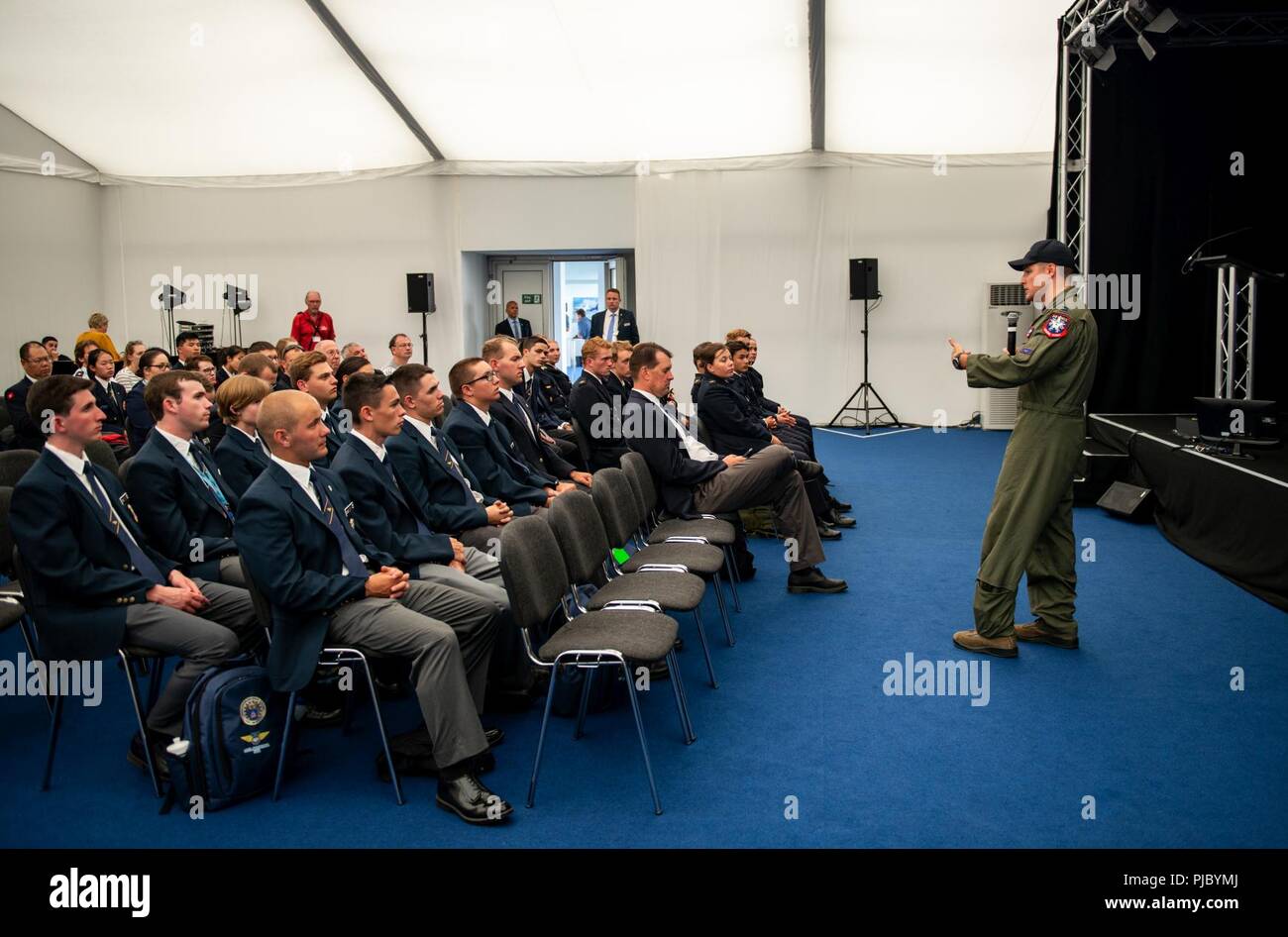 Kapitän Andrew "Dojo" Olson, F-35 Heritage Flight Team Pilot und Commander spricht mit einer Gruppe von Kadetten, 13. Juli 2018 während der jährlichen Royal International Air Tattoo in der Royal Air Force Fairford, England. RIAT ist eine einzigartige Gelegenheit für die USA zusammen mit anderen militärischen Verbündeten und Partnern, zur Präsentation ihrer Führung in der Luft- und Raumfahrttechnologie und gleichzeitig Unterstützung der verschiedenen Wettbewerben in ganz Europa statt. Stockfoto