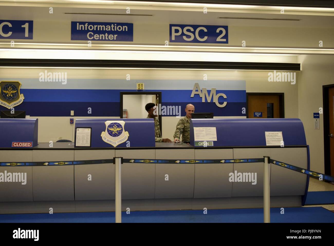 Flieger 1. Klasse Vincent Prysock, 436Th Antenne Anschluss Squadron Passenger service agent und Airman 1st Class Artem Savin, 88th APS Air Transport Specialist, Arbeit an der Informationszentrale Juli 16, 2018, an der 436th Passenger Terminal Dover Air Force Base. Der Passagierterminal ist verantwortlich für die Bewegung der Passagiere, einschließlich Service Mitglieder, Rentner und Hinterbliebenen. Stockfoto