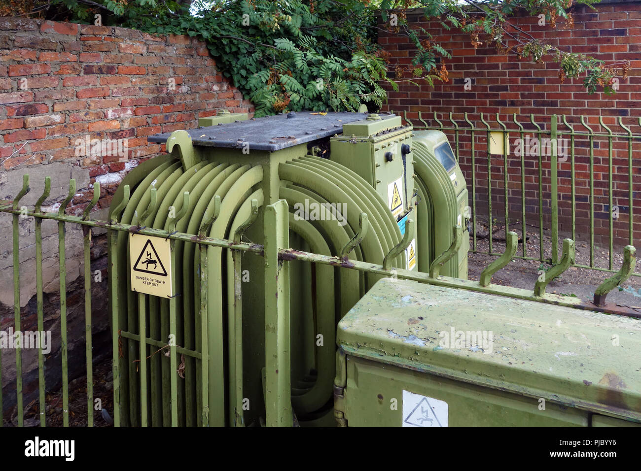 Mittlere 11-kv-Öl gefüllt Strom Trafos zur Versorgung ein kleines Dorf in Bawtry Stockfoto