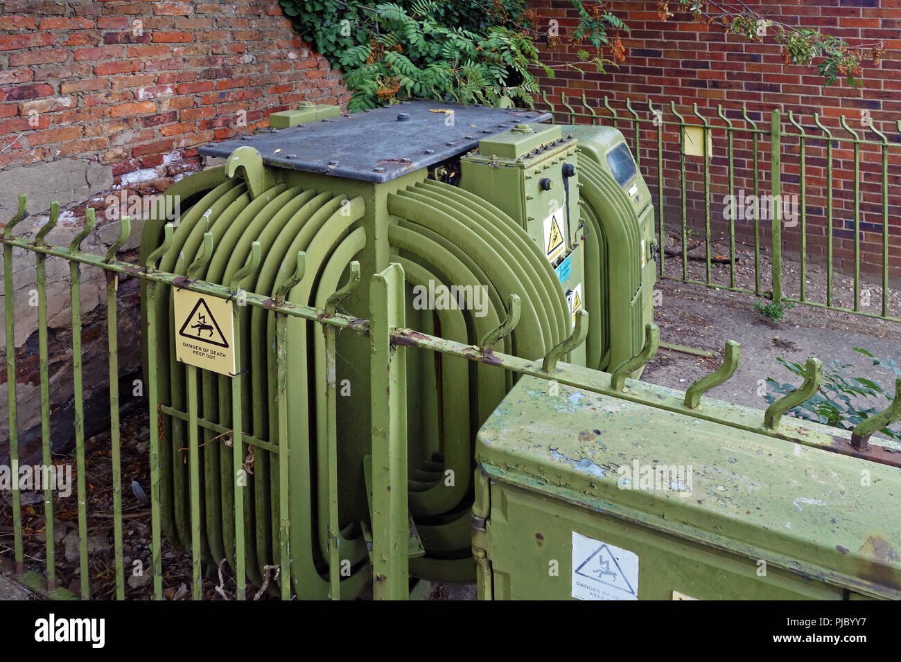 Mittlere 11-kv-Öl gefüllt Strom Trafos zur Versorgung ein kleines Dorf in Bawtry Stockfoto