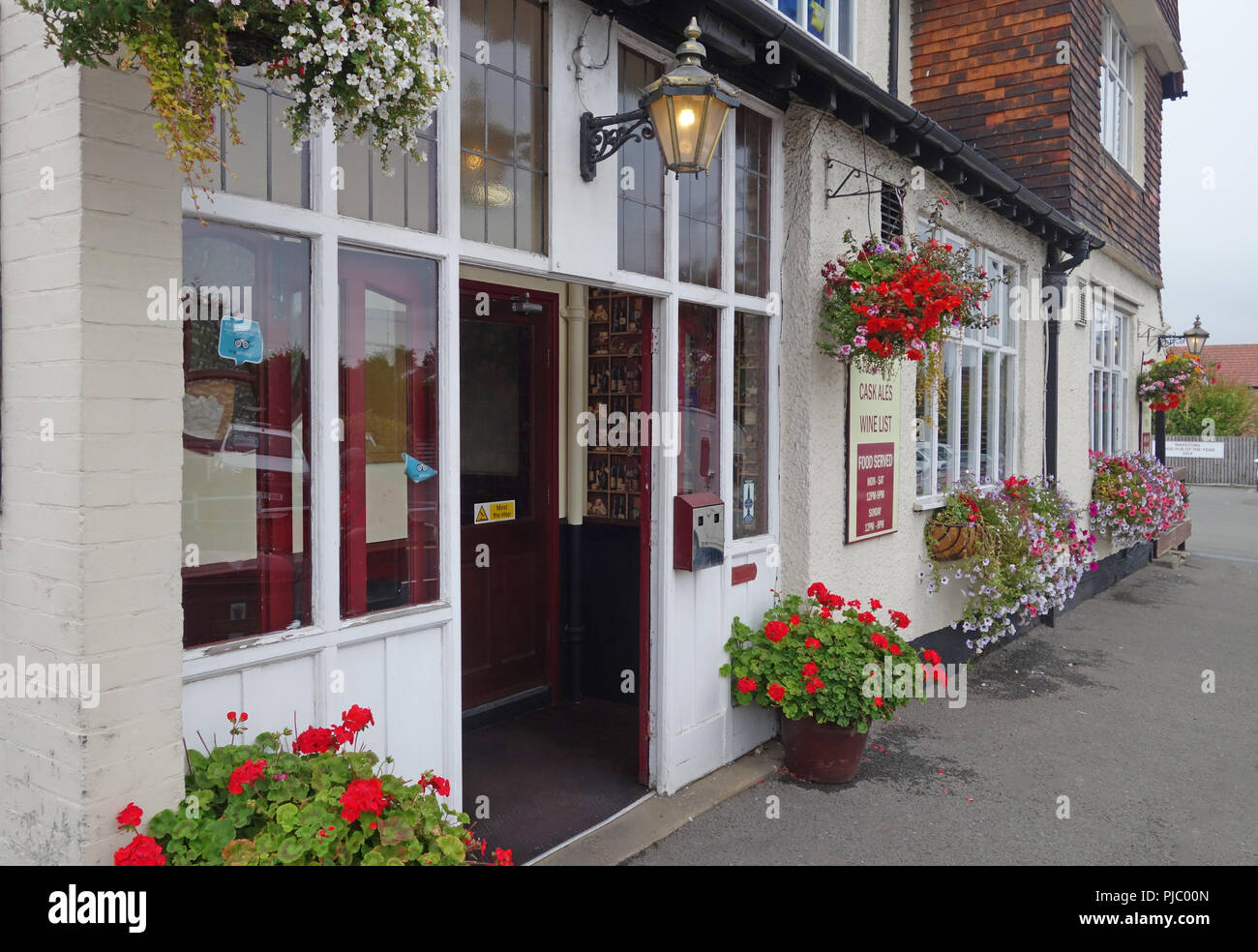 Fenster "Feld mit bunten Blumen an der Außenseite von einem typisch britischen Pub, das Schiff Pub in Bawtry Yorkshire Stockfoto