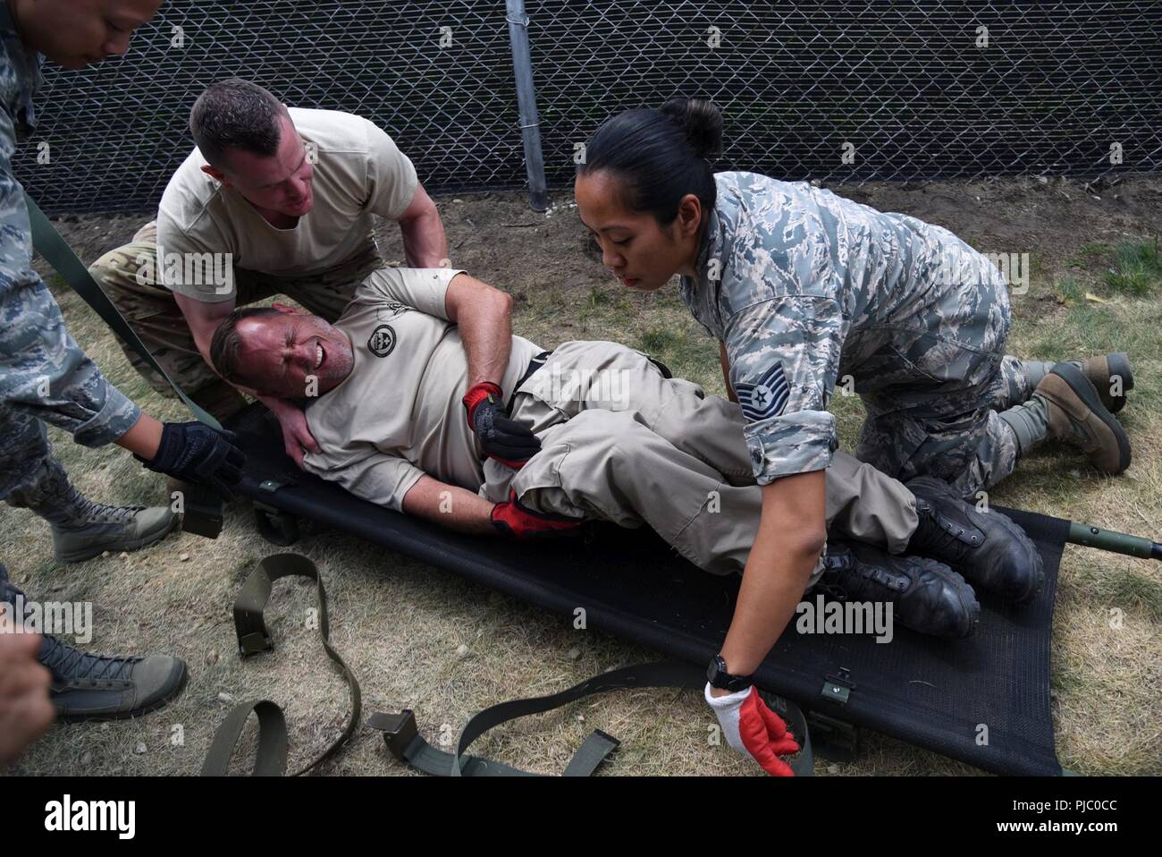 Tech. Sgt. Frank Yuvan, Links, eine eigenständige Pflicht medizinischer Techniker (IDMT) von der 421St Combat Training Squadron, und Tech. Sgt. Deborah Macalalad, eine Luft- und Raumfahrt Medizintechnik aus der 108 Medical Group, Pete Brierton, Disaster medizinische Hilfe Team (DMAT) Medic, auf einen Wurf während der PATRIOT Nord 18 bei Volk Feld, Wis., 18. Juli 2018. PATRIOT ist ein inländischer Betrieb Disaster Response Training durch die National Guard Einheiten arbeiten mit Bundes-, Landes- und lokale Emergency Management Agenturen und Ersthelfer durchgeführt. Stockfoto