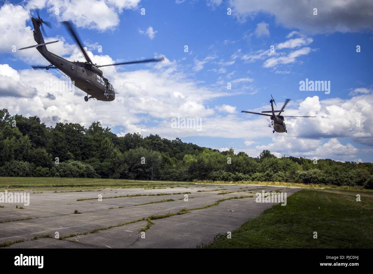 Zwei US-Army UH-60L Black Hawk mit dem 1. des 150 Assault Helicopter Bataillon, New Jersey Army National Guard, hebt ab, nachdem eine ressortübergreifende Koordinierung an die Heimatverteidigung Technology Center, Picatinny Arsenal, N.J., 18. Juli 2018. Das 21 Massenvernichtungswaffen Destruction-Civil Support Team mit dem 1. des 150 Assault Helicopter Bataillon, der New-Jersey Abteilung der Korrekturen C.O.B.R.A. geschult (Chemische, Kampfmittel, biologische, radiologische, Beihilfen), Picatinny Arsenal Feuerwehr, New Jersey Notdienst Task Force, Morris County Office Notfall Serv Stockfoto