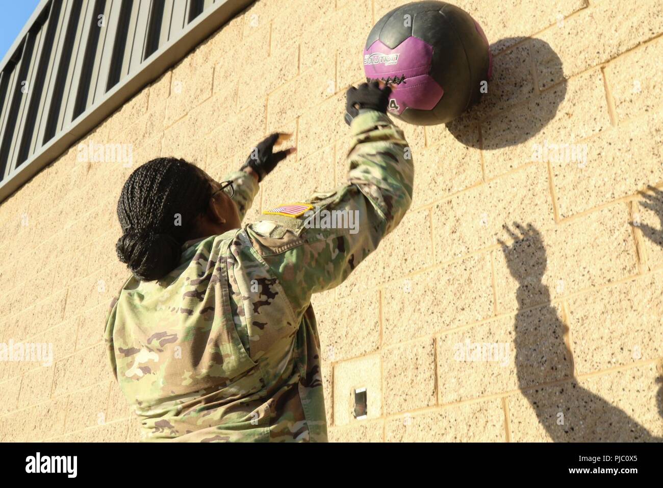 Ein Regimental Support Squadron, 11 gepanzerte Kavallerie Regiments Trooper, führt die Wand wirft während Sergeant Major körperliches Training im Geschwader Abdruck auf Juli 19,2018. Command Sgt. Maj. Nickia Haynes, Senior Advisor angeworben, RSS, 11. ACR, statt einer kombinierten körperliches Training und Schulungen für die berufliche Weiterentwicklung, die die Moral und de Corps unter den packesel Non-Commissioned Officers zu verbessern. Stockfoto