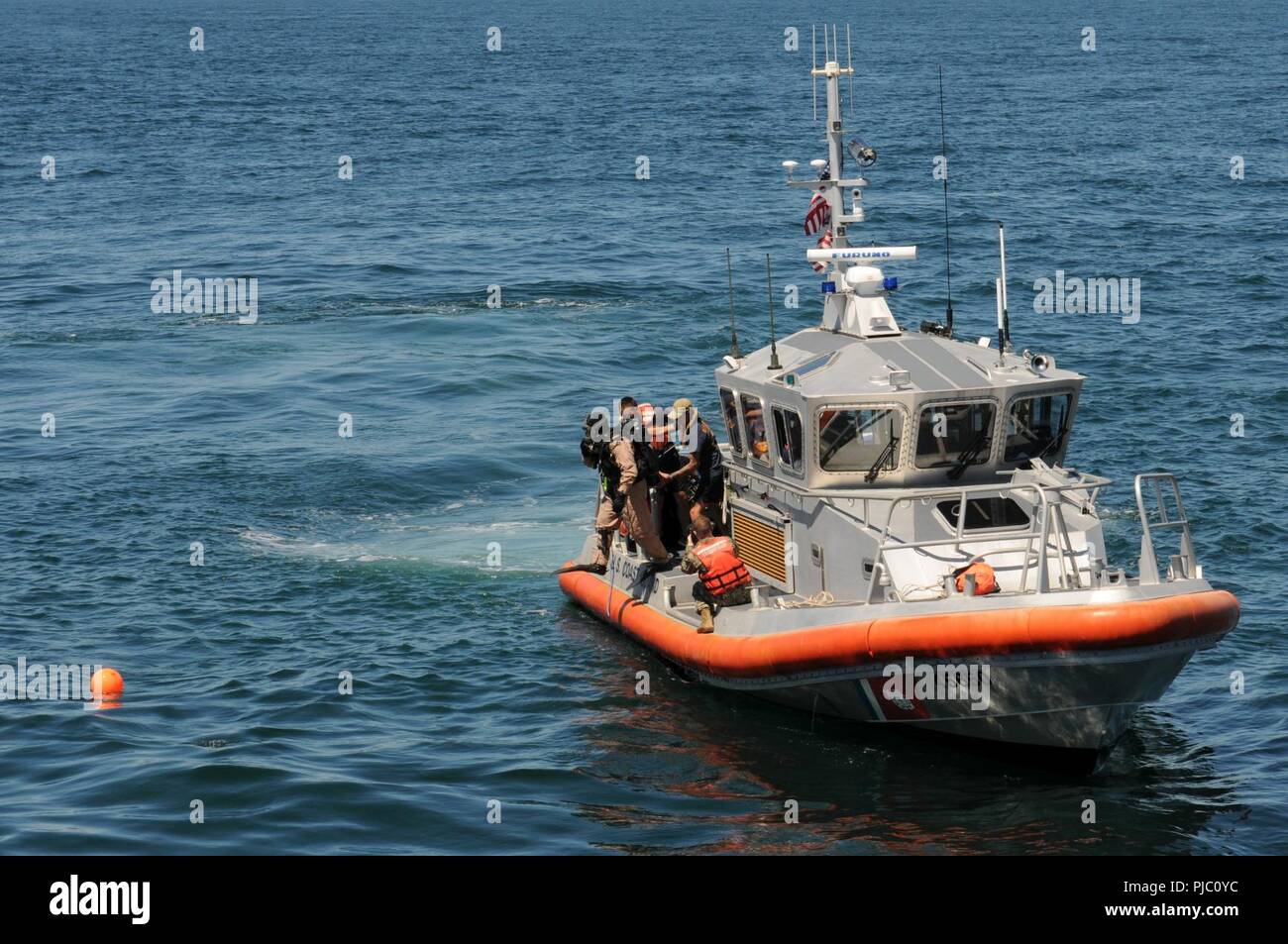 Marine Taucher zu mobilen Tauchen und Bergung (MDSU) 2 Geben Sie das Wasser während einer Kranzniederlegung am USNS Erfassen (T-ARS-51) zum Gedenken an den 100. Jahrestag des Untergangs des USS San Diego (ACR6). Geglaubt, durch eine deutsche Mine oder Torpedo, den gepanzerten Kreuzer sank in 28 Minuten mit dem Verlust von sechs Leben. Die Zeremonie wurde von der Marine Geschichte und Erbe-Befehl, der für die Erhaltung, Analyse verantwortlich ist organisiert, und die Verbreitung der U.S. Naval Geschichte und Erbe. Stockfoto