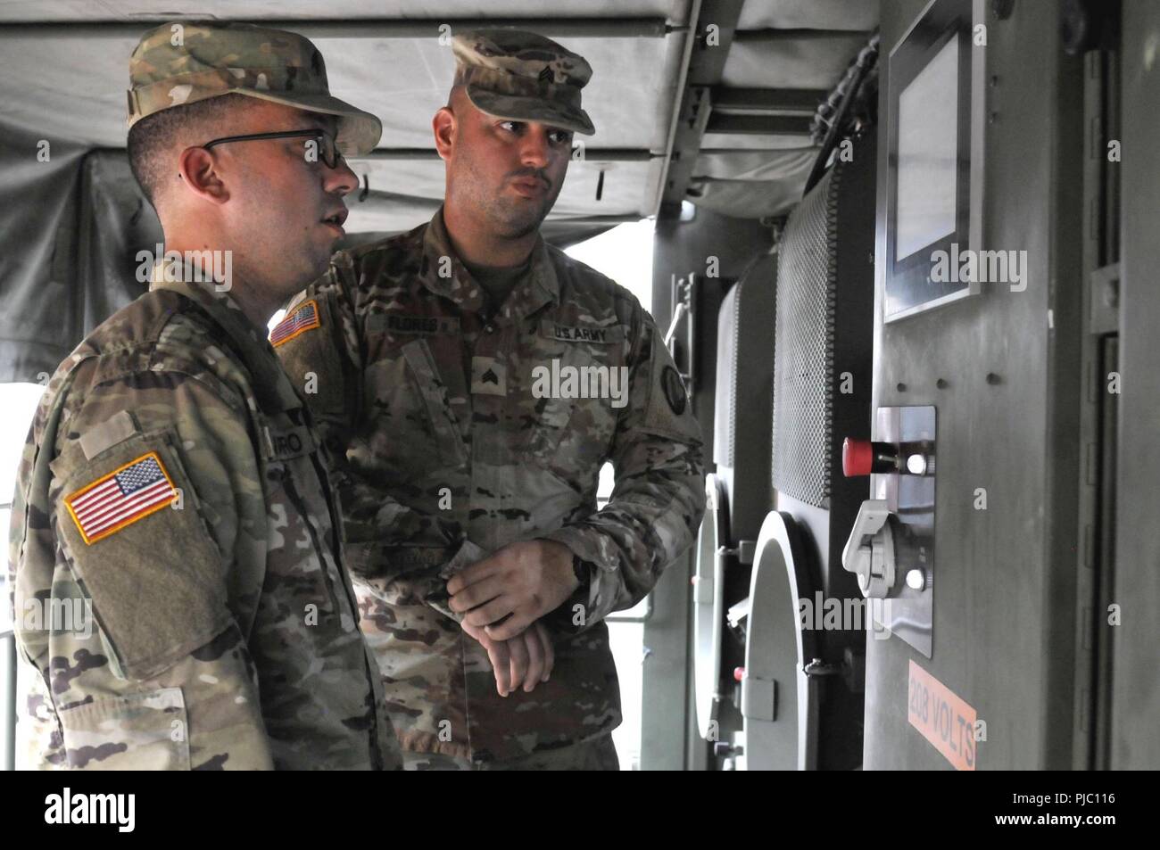 Sgt. Lionel Flores (rechts) mit den 597 . Quartermaster Firma, in Puerto Nuevo, Puerto Rico, und Sgt. Christopher Navarro, der Vorratsbehälter der Pumpe Verfahren auf die Armee Wäscheservice Advanced System während der quartiermeister Flüssig Logistik Übung 2018 in Fort Bragg, North Carolina, 17. Juli 2018. QLLEX ist eine Übung, die sicherstellt, dass Armee-reserve Einheiten und Soldaten ausgebildet und bereit sind, Wasseraufbereitung, -speicherung und -verteilung, um lebenserhaltende Kraftstoff und Wasser zur Verfügung zu stellen. Stockfoto