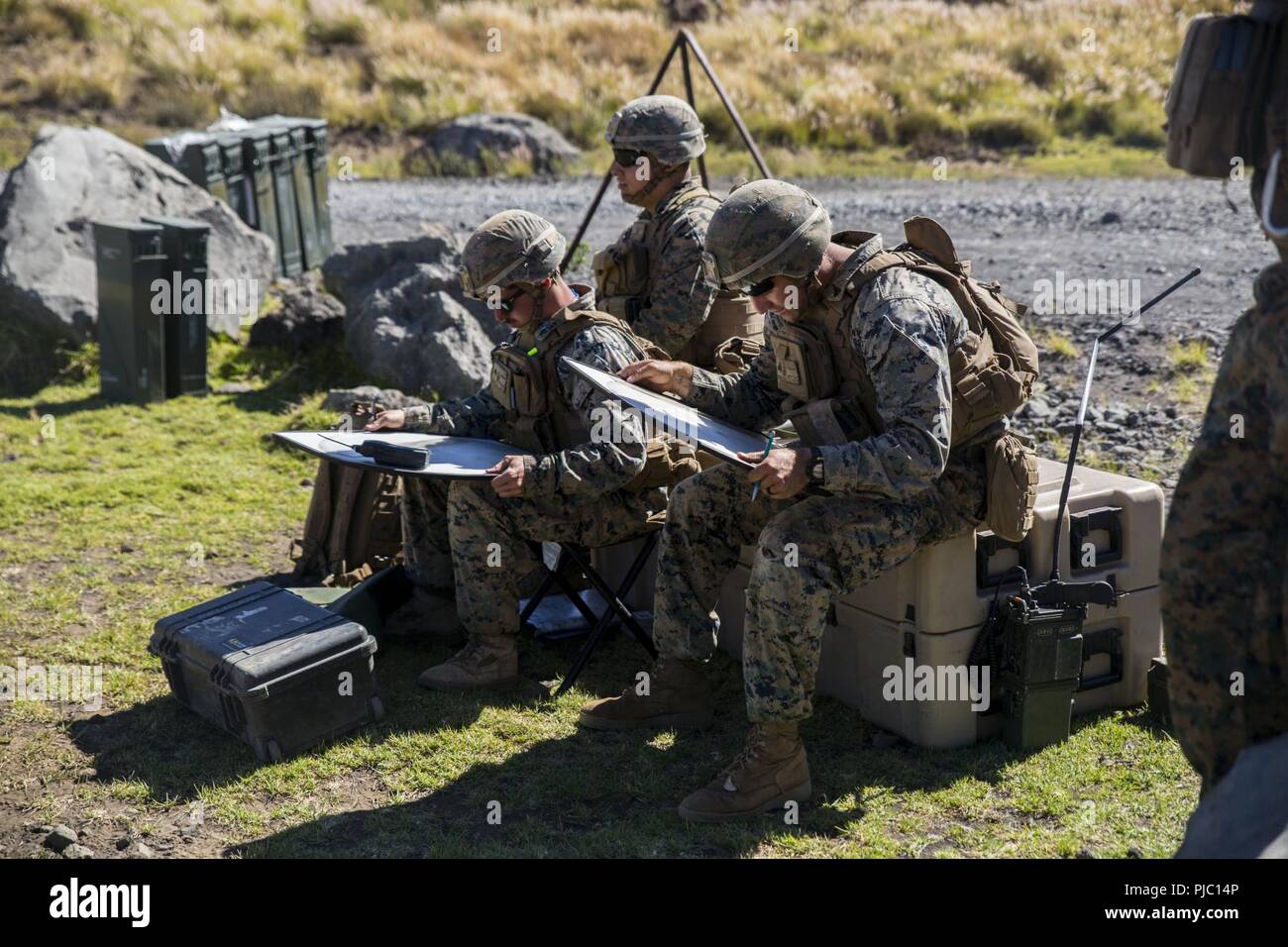 POHAKULOA TRAINING AREA, California (16. Juli 2018) der US-Marines mit Waffen Firma, 1.BATAILLON, 3 Marines, für einen Brand Mission mit 81-mm-experimentellen, nicht-tödliche Indirektes Feuer Munition (Idfm) Runden während der Kernwaffen, die Veranstaltung, 16. Juli 2018 Pohakuloa Training Area, Hawaii vorzubereiten. Die idfm ist ein integrierter Flash-bang-Personal runden für Personal in Reichweite zu unterdrücken, die Minimierung von Kollateralschäden. Stockfoto