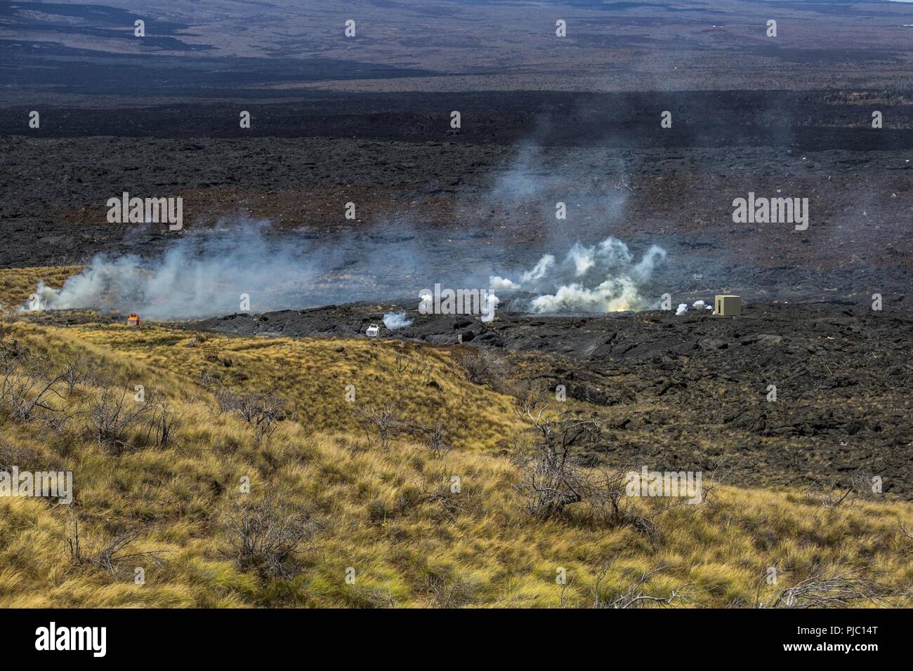 POHAKULOA TRAINING AREA, Hawaii (Juli 16, 2018) 81 mm experimentellen, nicht-tödliche Indirektes Feuer Munition (Idfm) runden Land auf Ziel während der Kernwaffen, die Veranstaltung, 16. Juli 2018 Pohakuloa Training Area, Hawaii. Die idfm ist ein integrierter Flash-bang-Personal runden für Personal in Reichweite zu unterdrücken, die Minimierung von Kollateralschäden. Stockfoto
