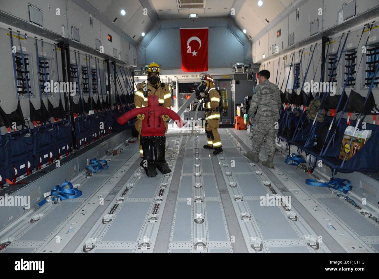 Us-Flieger, die 424Th Air Base Squadron zugewiesen, ein Opfer von der Rückseite des türkischen Airbus A400M evakuieren während der Feuerwehrmann Übung auf chièvres Air Base, Belgien, 12. Juli 2018. Stockfoto