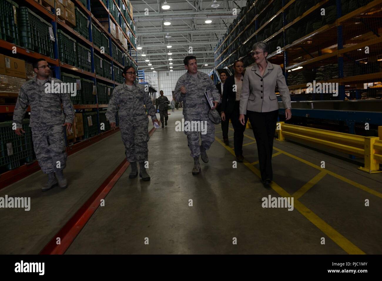 Us Air Force Tech. Sgt. Noah Clifton, links, 100 Logistik Bereitschaft Squadron NCO in individuelle Schutzausrüstungen, Staff Sgt. Tiani Talledo, 100 LRS flight Service Center Supervisor, Oberst Christopher Amrhein 100 Luftbetankung Wing Commander und Sekretär der Air Force Heather Wilson die aktualisierte Operationen in der 100 LRS Lager an RAF Mildenhall, England diskutieren am 12. Juli 2018. Sekretär Wilson besucht RAF Mildenhall mit Fliegern aus dem 100-ARW zu engagieren und Innovationen und Strategie diskutieren. Stockfoto