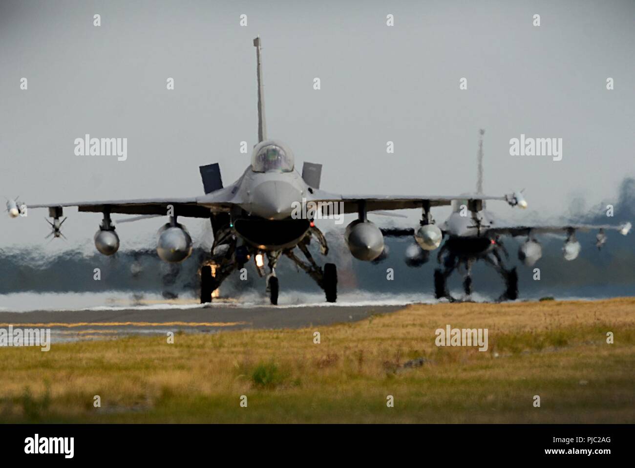 F-16C Fighting Falcons aus der 31 Fighter Wing, 510th Fighter Squadron, Aviano Air Base, Italien Land an der Royal Air Force Lakenheath, England, 20. Juli 2018. Die 510Th FS sind die Teilnahme an einem bilateralen Schulungsveranstaltung zur Verbesserung der Interoperabilität, halten gemeinsame Bereitschaft und unsere regionalen Verbündeten und Partnern beruhigen. Stockfoto