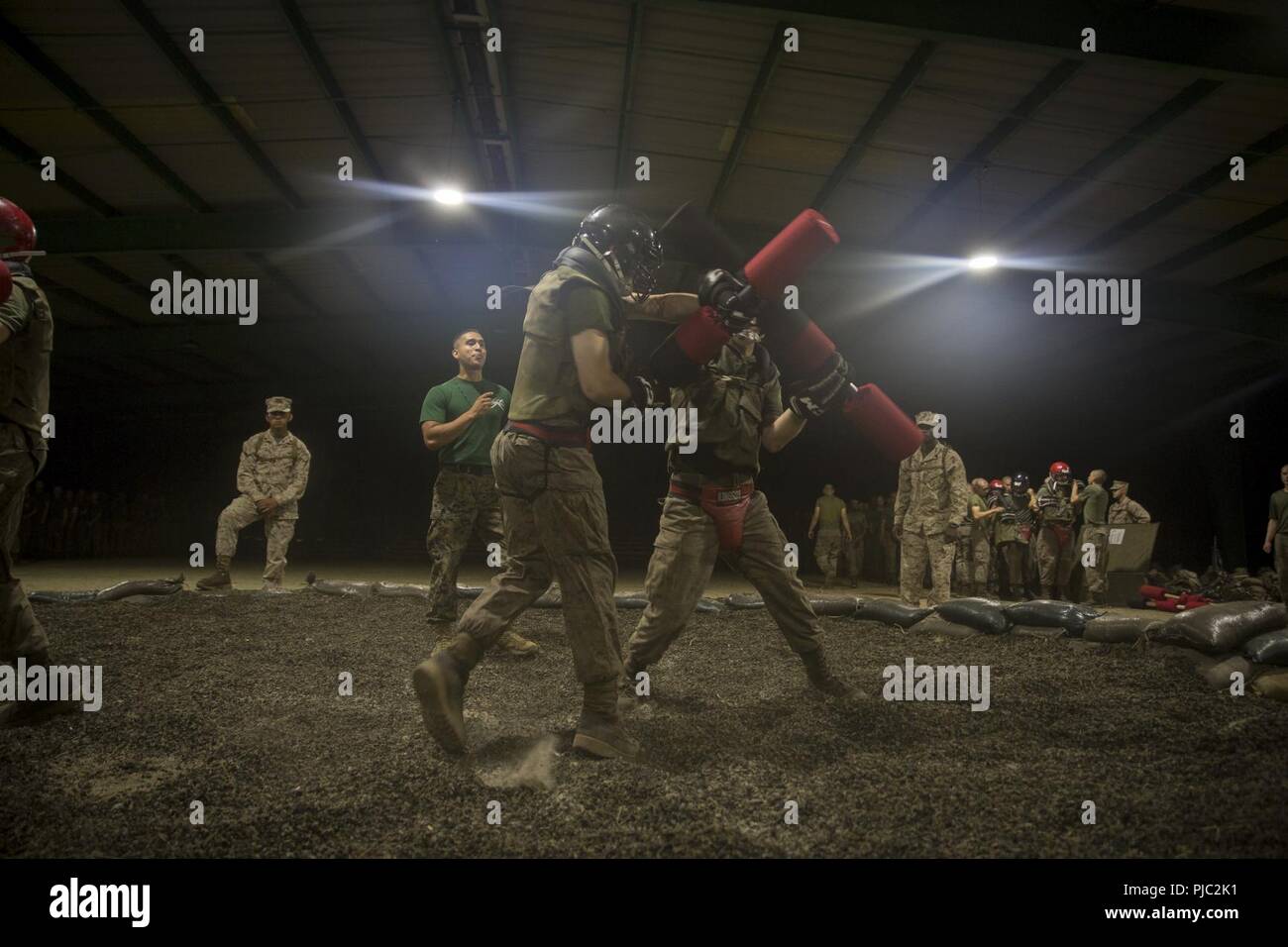 Us Marine Corps Rekruten der Echo-Gesellschaft, 2.BATAILLON, rekrutieren Training Regiment, Kampf mit pugil hängt während der tiegel Juli 20, 2018, auf Parris Island, S.C. Die Schulung ist Teil des Marine Corps Martial Arts Programm, das hilft, die Warrior ethos durch den Einsatz von bewaffneten und unbewaffneten Techniken aus verschiedenen Kampfsportarten Echo Unternehmen zu erzeugen ist, Absolvent Aug 3, 2018 geplant. Parris Island ist der Aufstellungsort des Marine Corps, Ausbildung rekrutieren seit Nov. 1, 1915. Heute, rund 19.000 Rekruten kommen auf Parris Island jährlich für die Chance, Vereinigten Staaten Marin werden Stockfoto